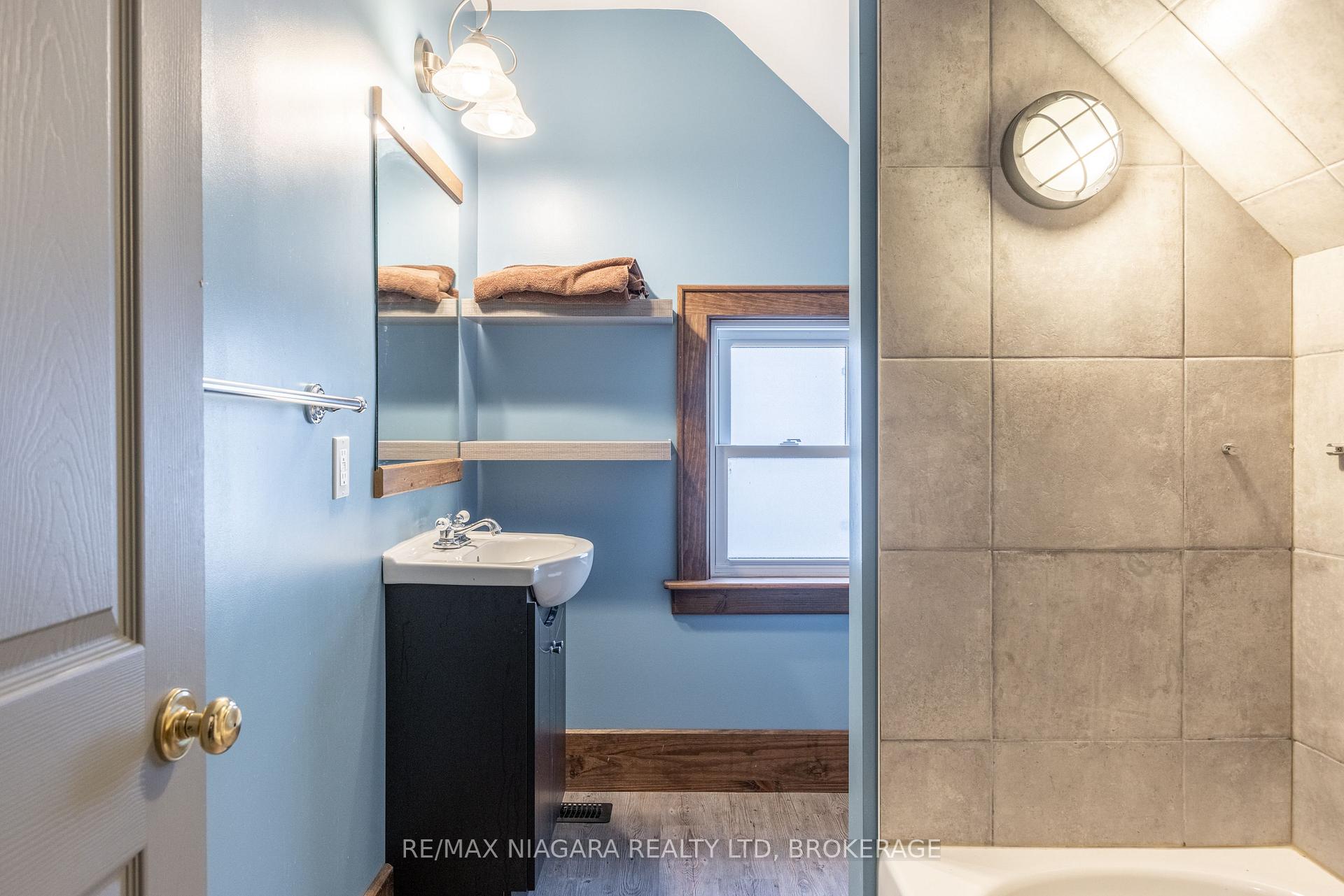 Photo 18 of 4993 Maple Street, Niagara Falls, Cherrywood — HOMEH