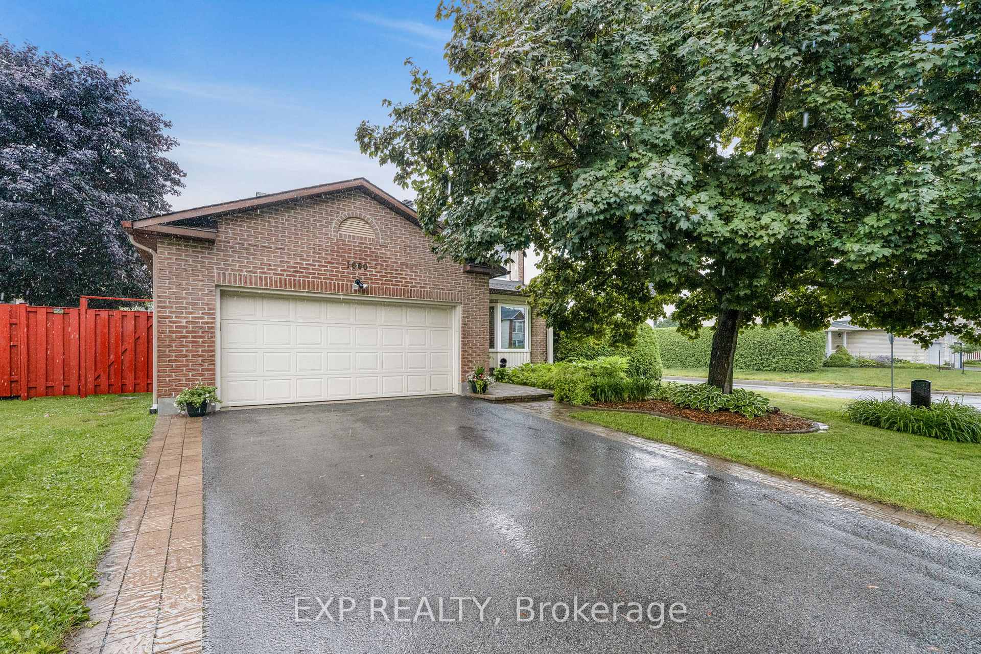 Photo 2 of 1660 Champneuf Drive, Ottawa, Chateauneuf — HOMEH