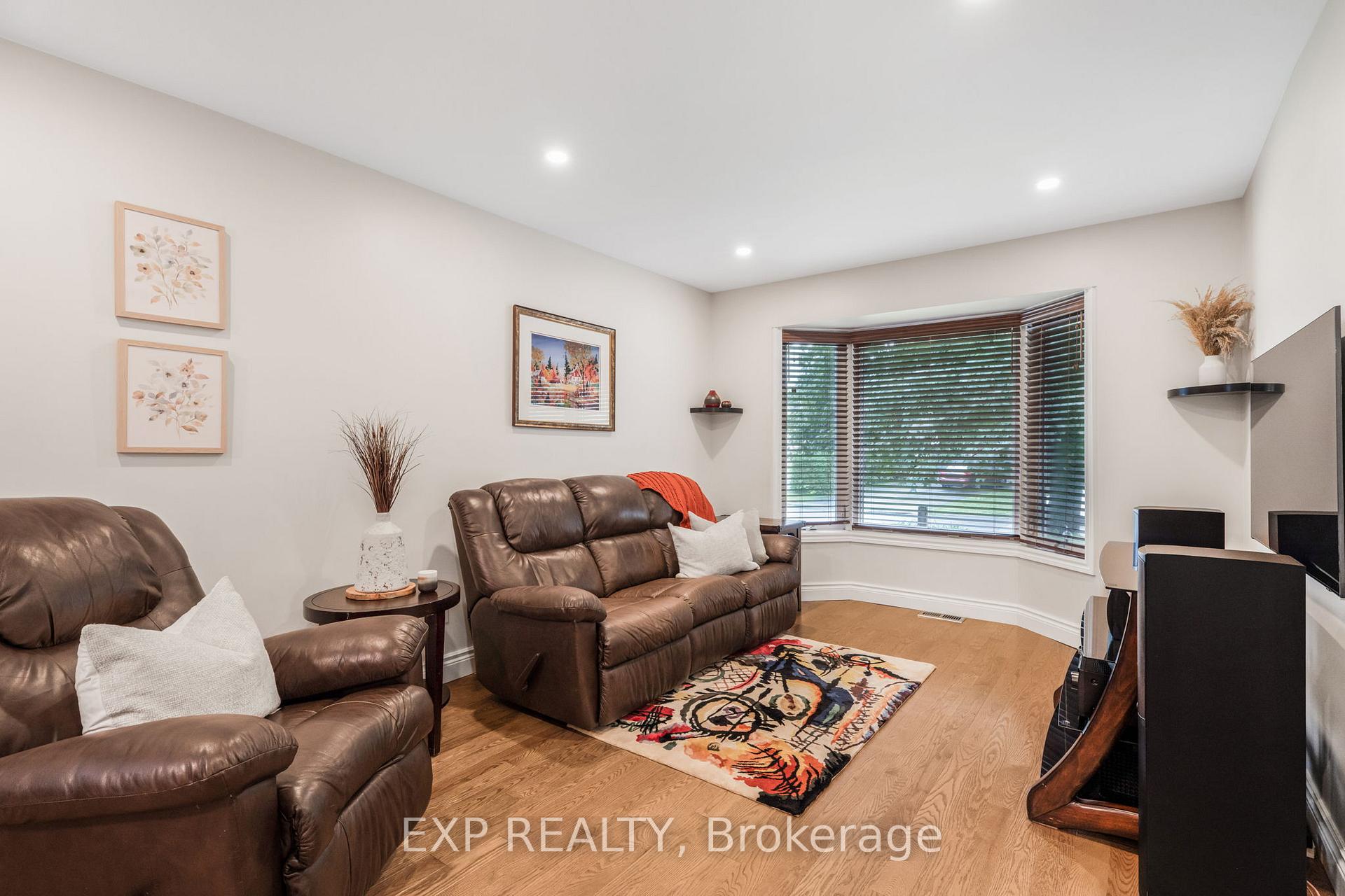 Photo 5 of 1660 Champneuf Drive, Ottawa, Chateauneuf — HOMEH