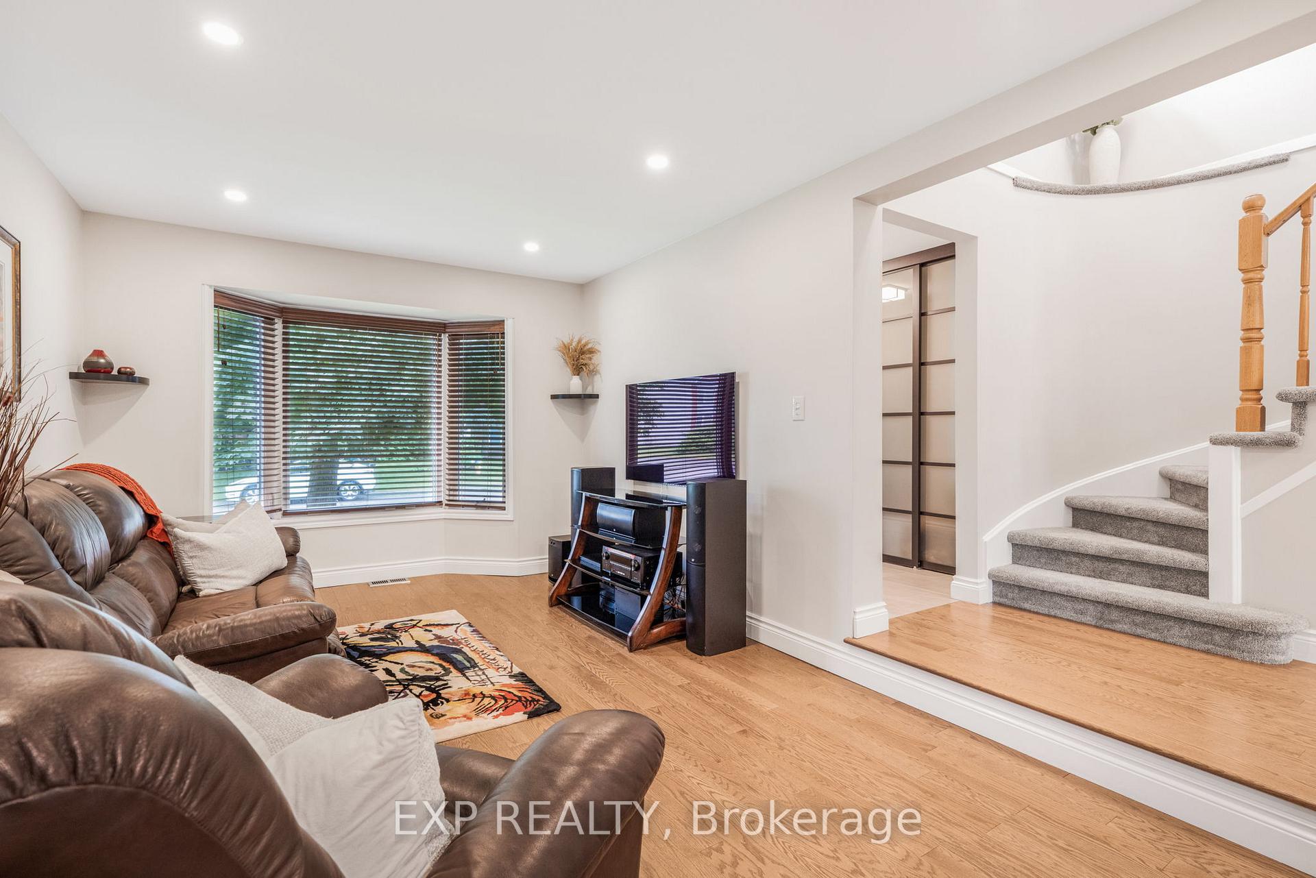 Photo 6 of 1660 Champneuf Drive, Ottawa, Chateauneuf — HOMEH