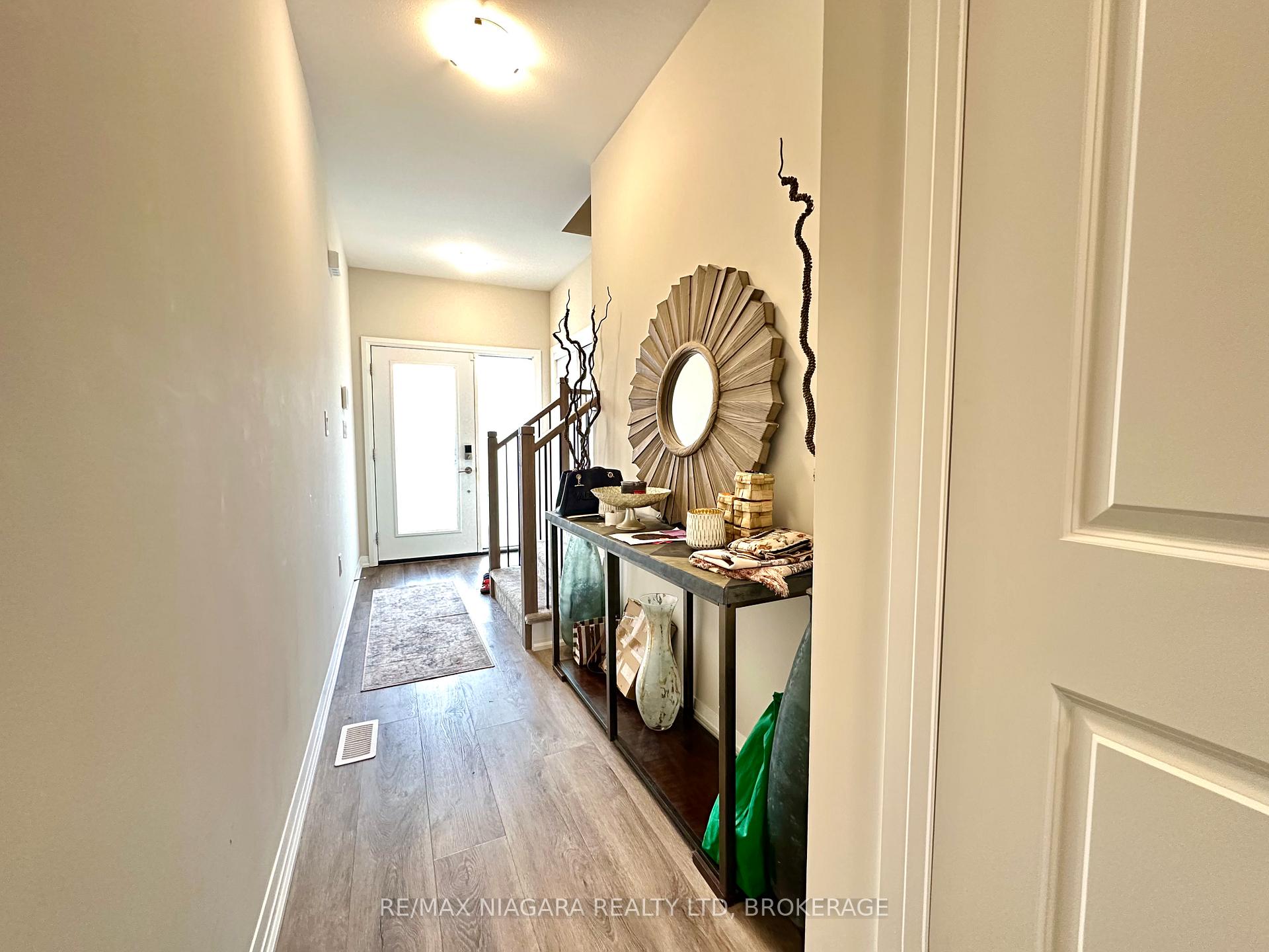 Photo 3 of 7358 Marvel Drive, Niagara Falls, Brown — HOMEH