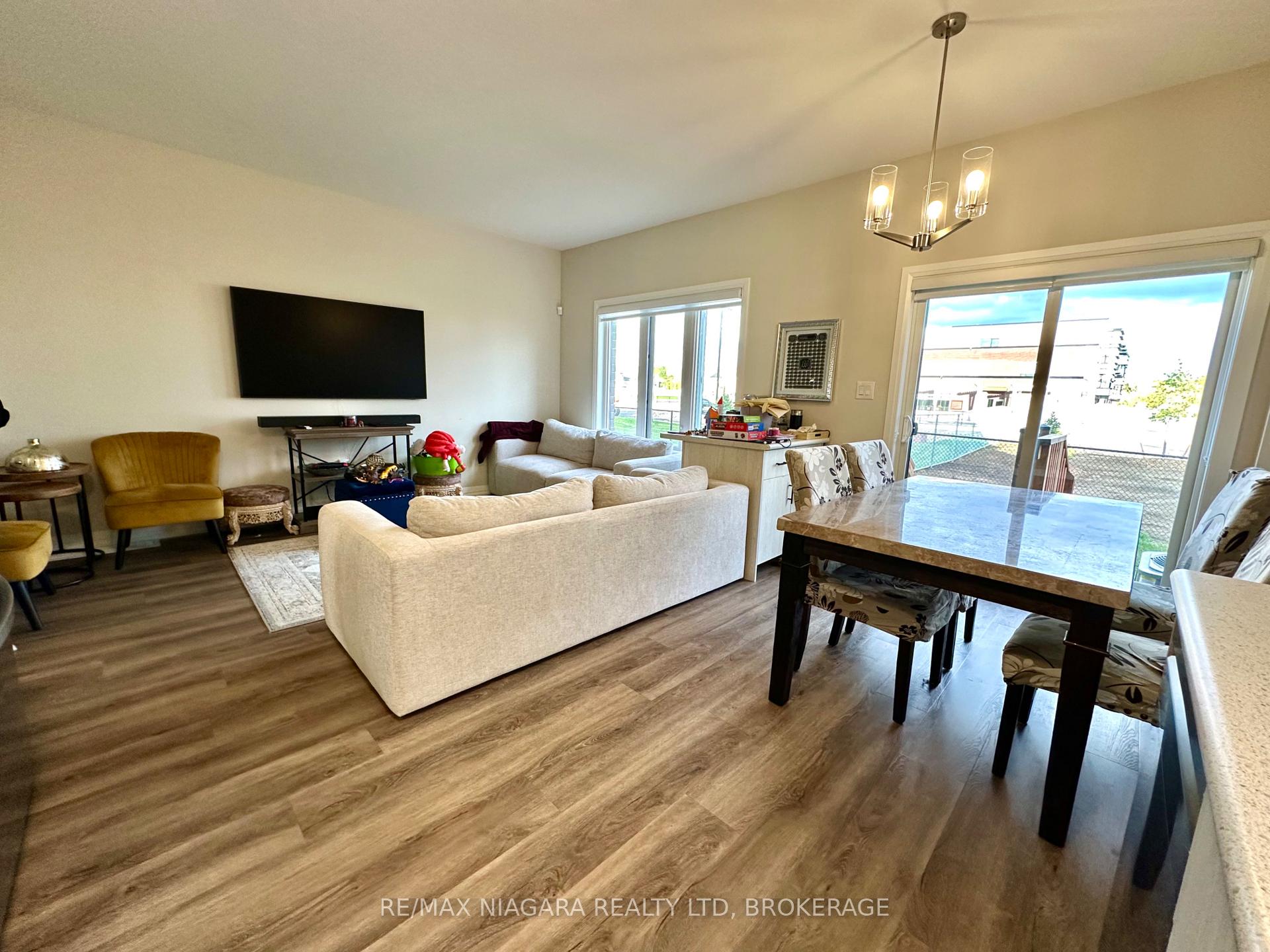 Photo 4 of 7358 Marvel Drive, Niagara Falls, Brown — HOMEH