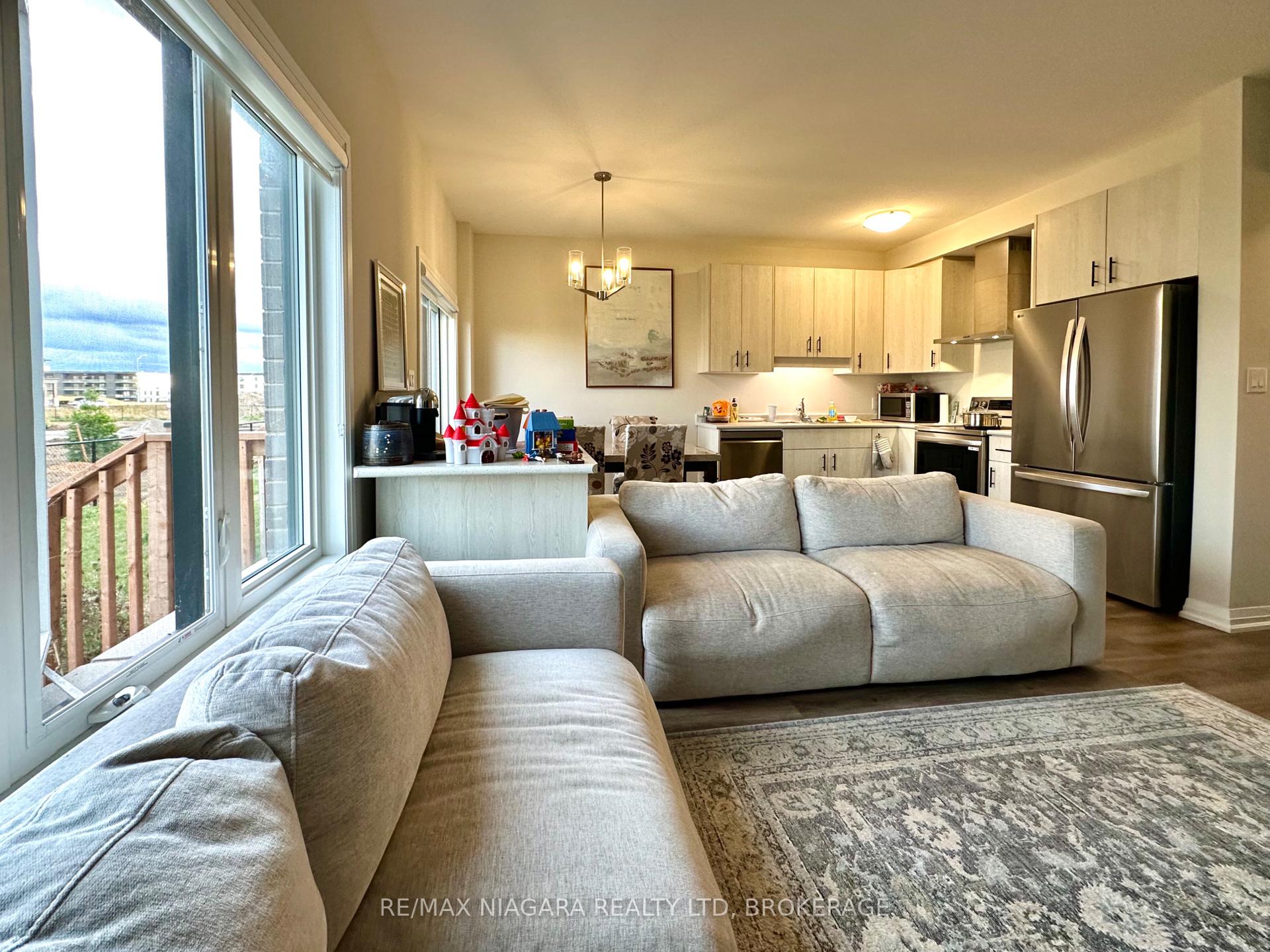 Photo 5 of 7358 Marvel Drive, Niagara Falls, Brown — HOMEH