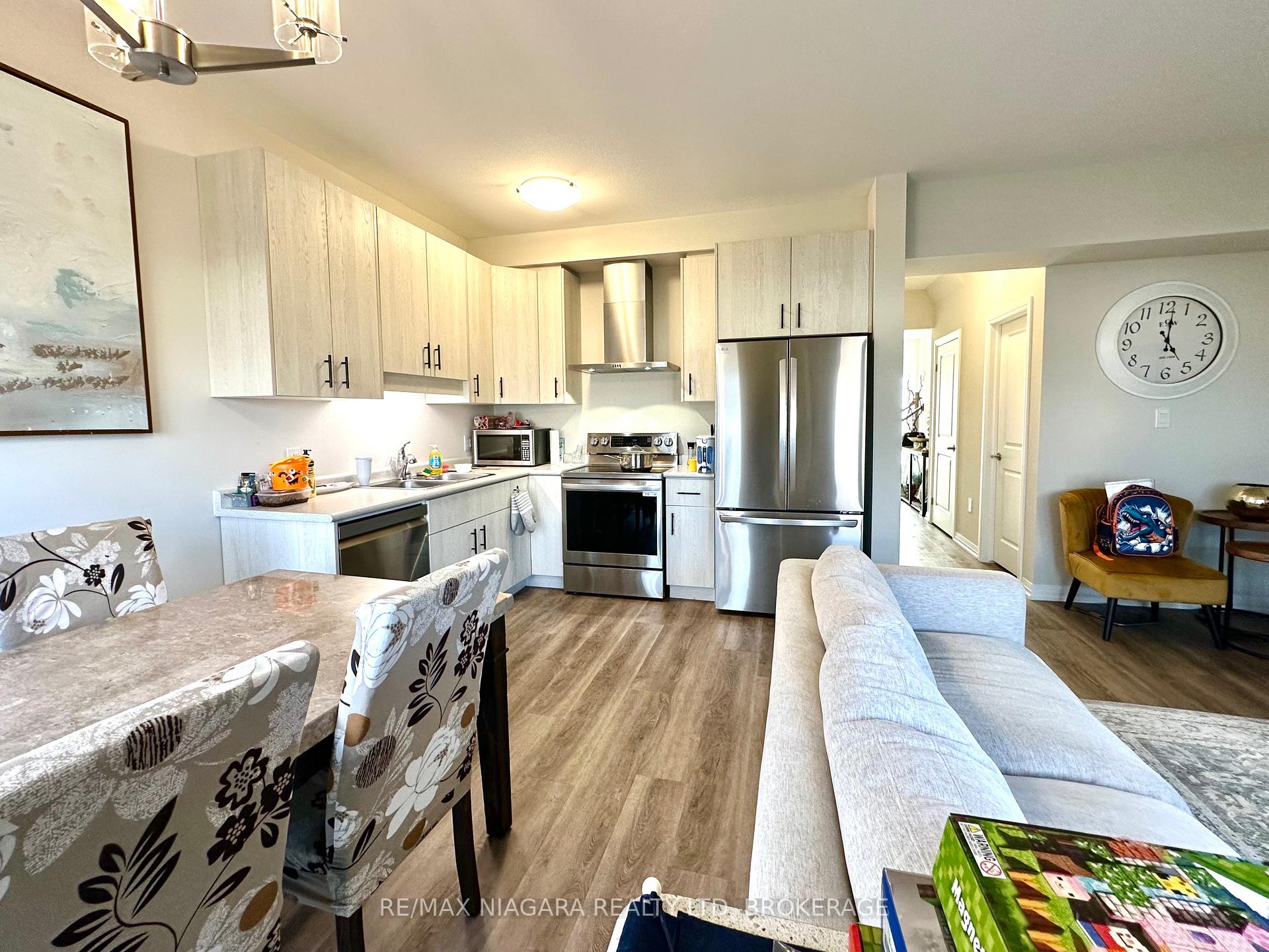 Photo 6 of 7358 Marvel Drive, Niagara Falls, Brown — HOMEH