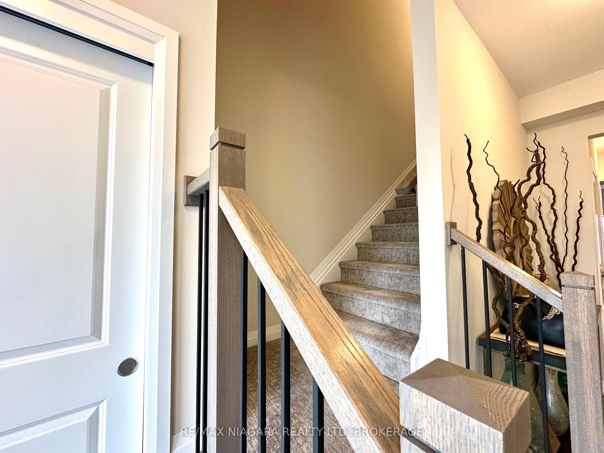 Photo 7 of 7358 Marvel Drive, Niagara Falls, Brown — HOMEH