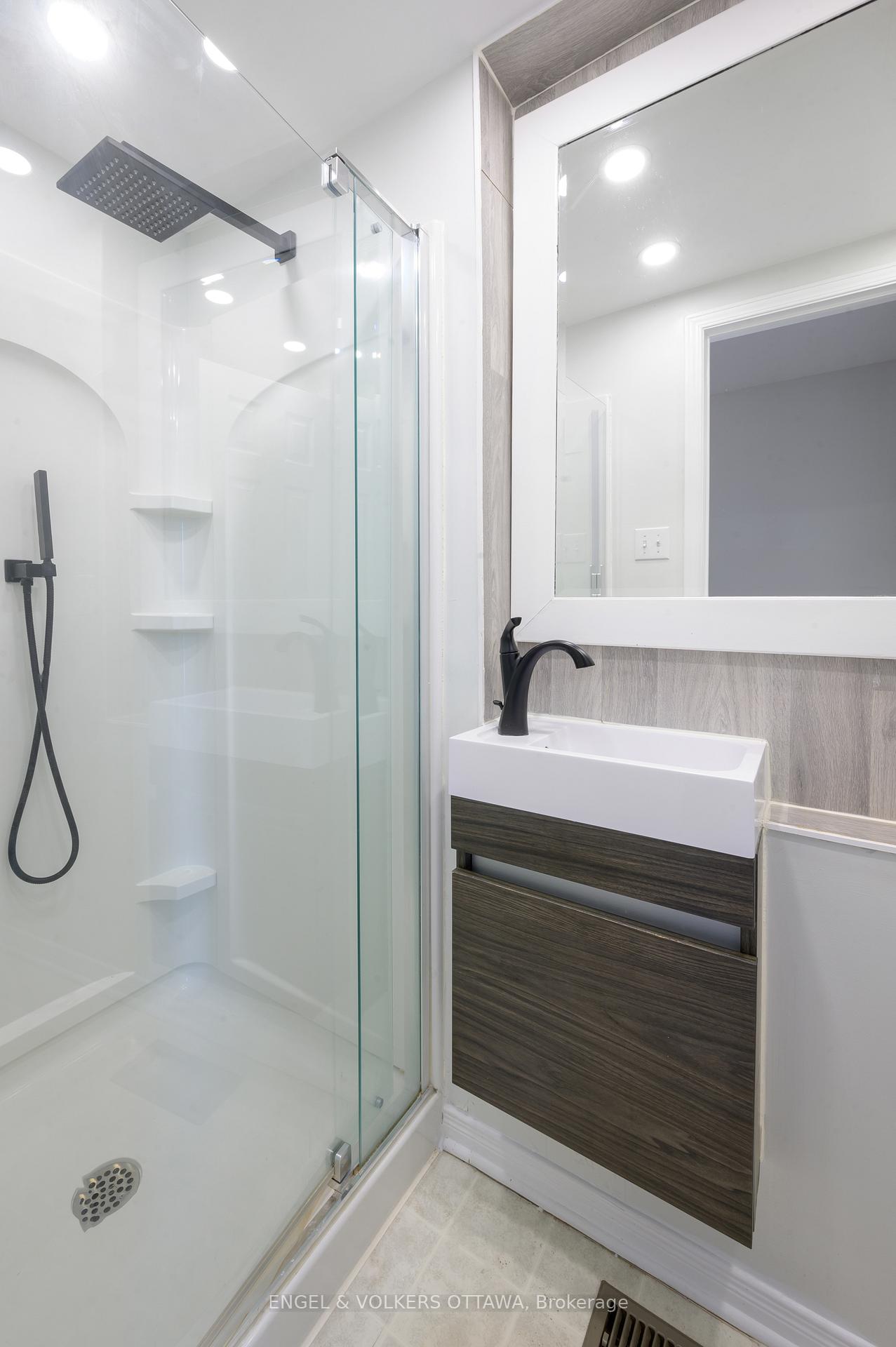 Photo 4 of 165 Arcola Private, Ottawa, Overbrook/Castle Heights — HOMEH
