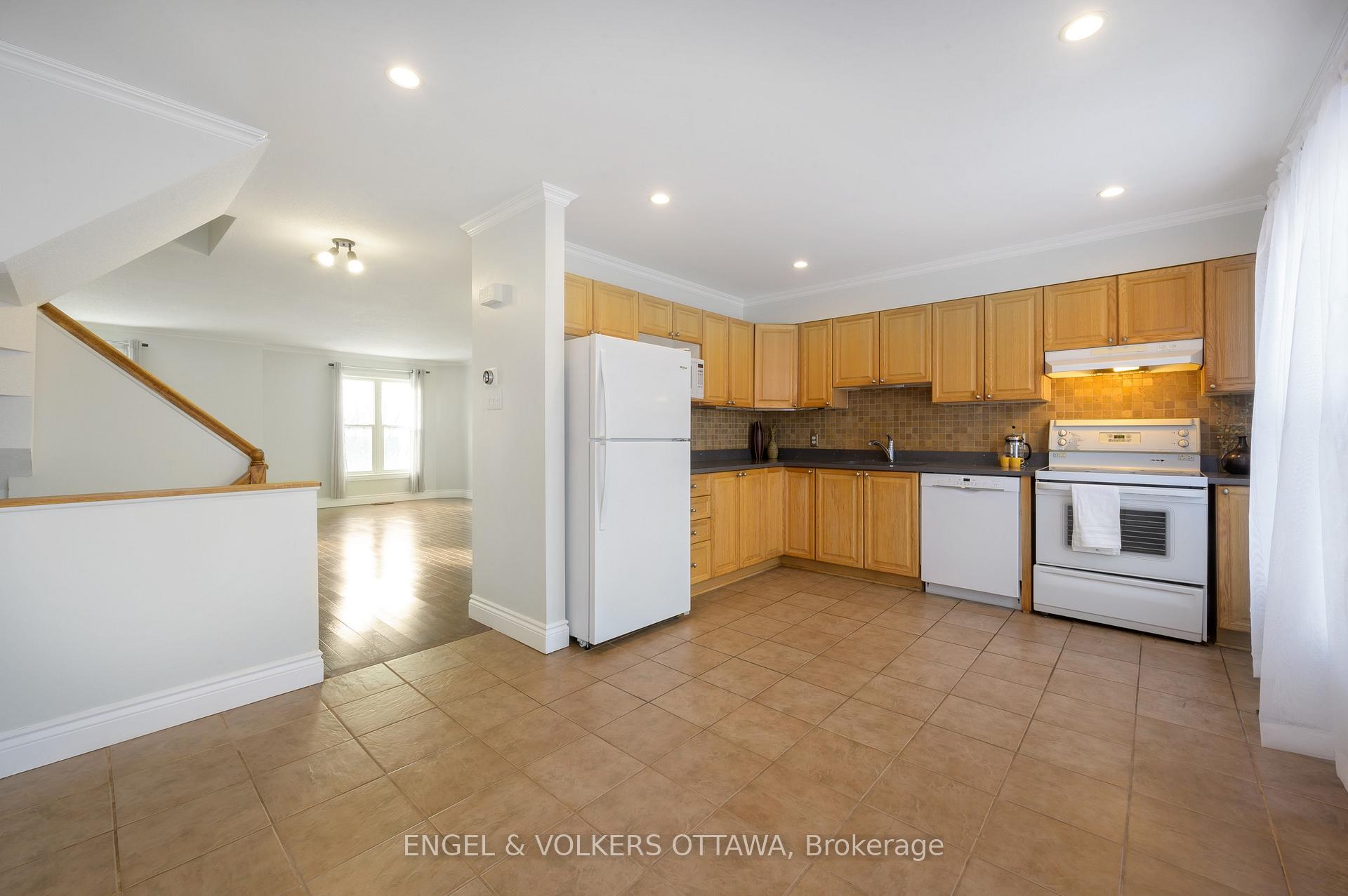Photo 8 of 165 Arcola Private, Ottawa, Overbrook/Castle Heights — HOMEH