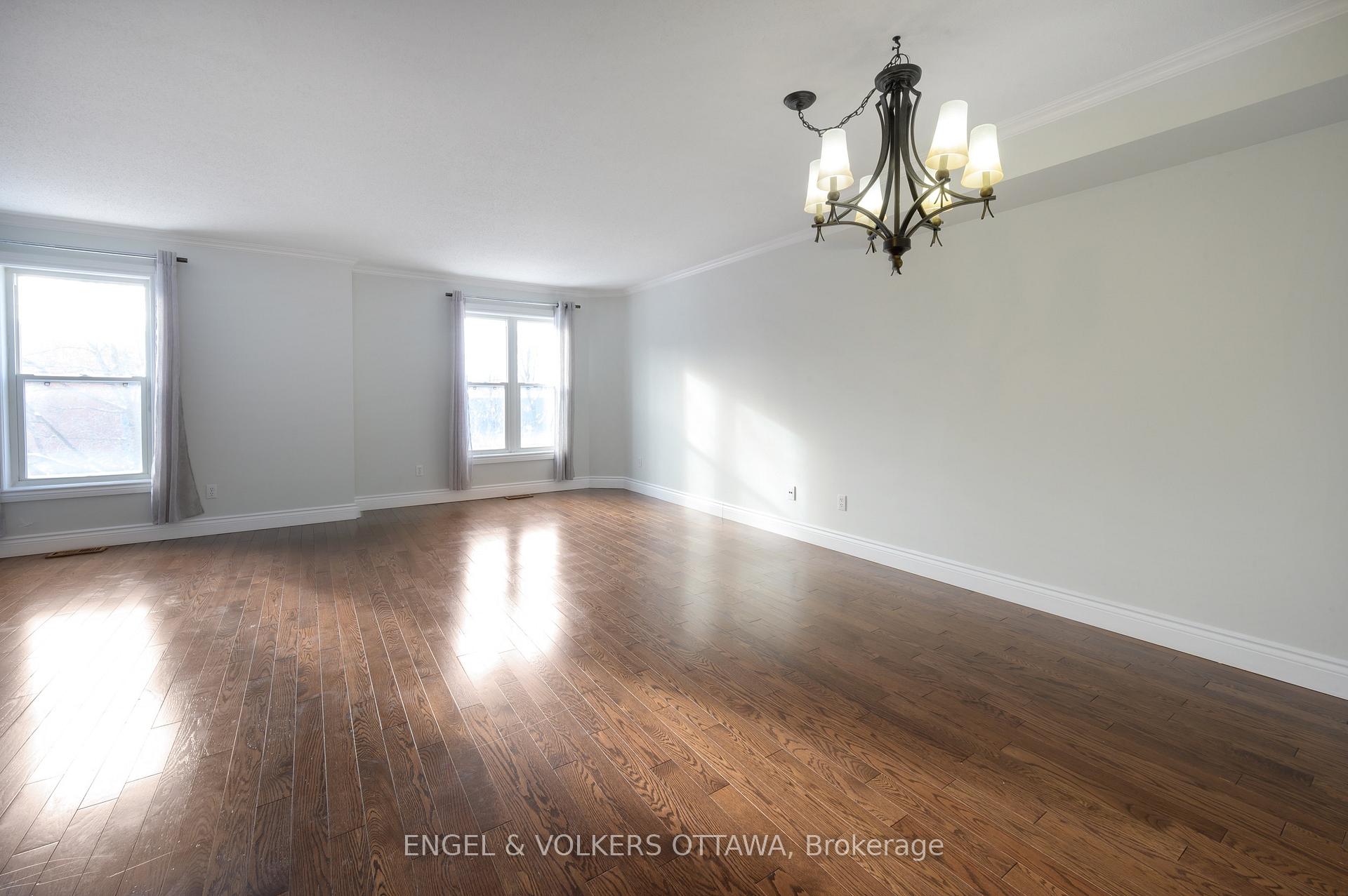 Photo 10 of 165 Arcola Private, Ottawa, Overbrook/Castle Heights — HOMEH
