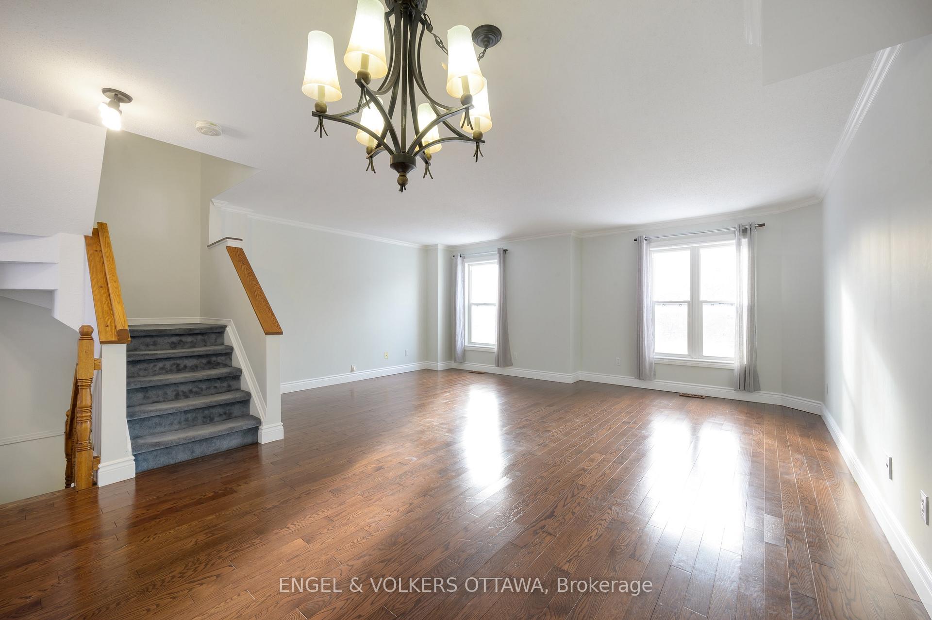 Photo 11 of 165 Arcola Private, Ottawa, Overbrook/Castle Heights — HOMEH