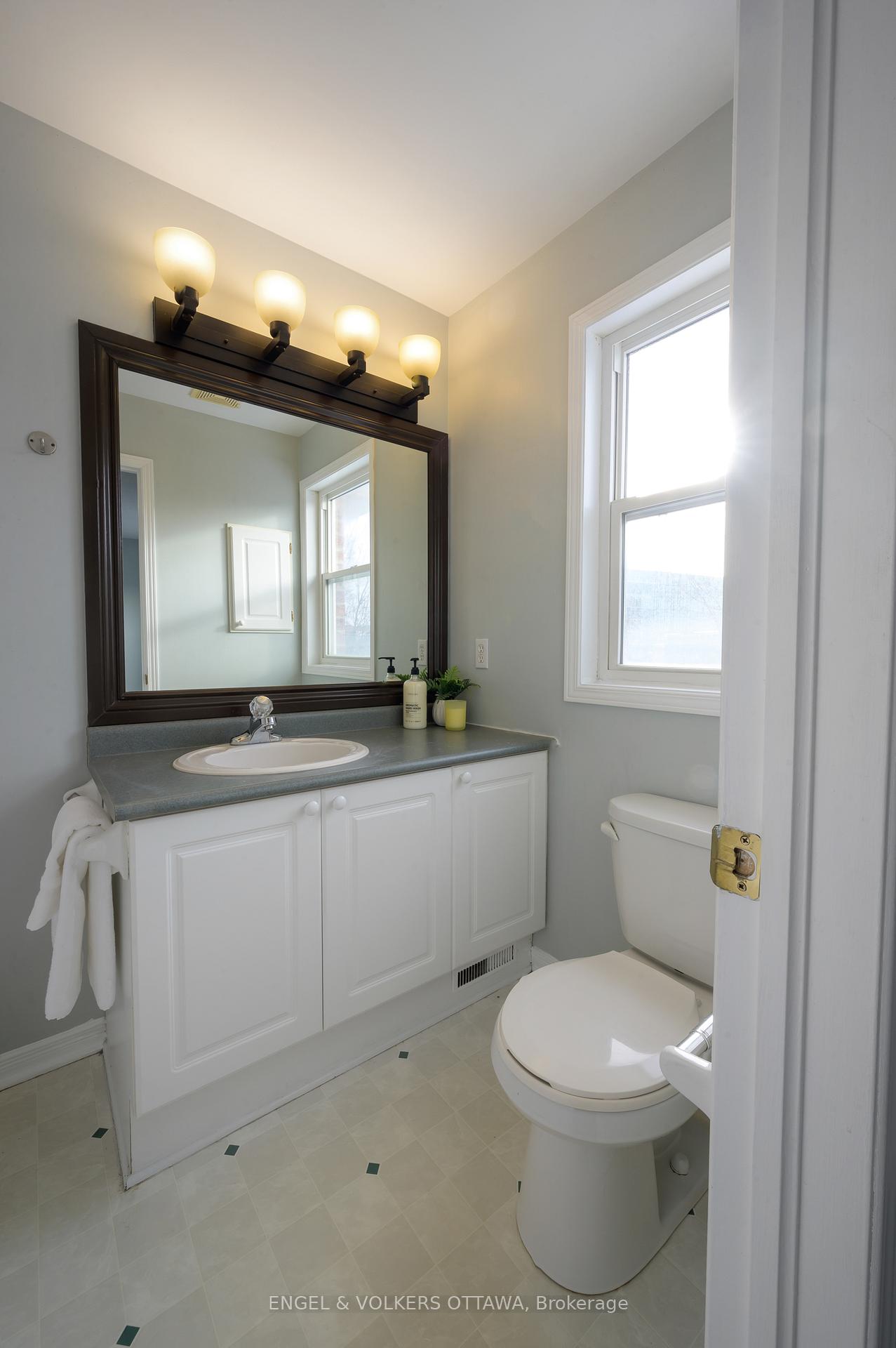 Photo 21 of 165 Arcola Private, Ottawa, Overbrook/Castle Heights — HOMEH