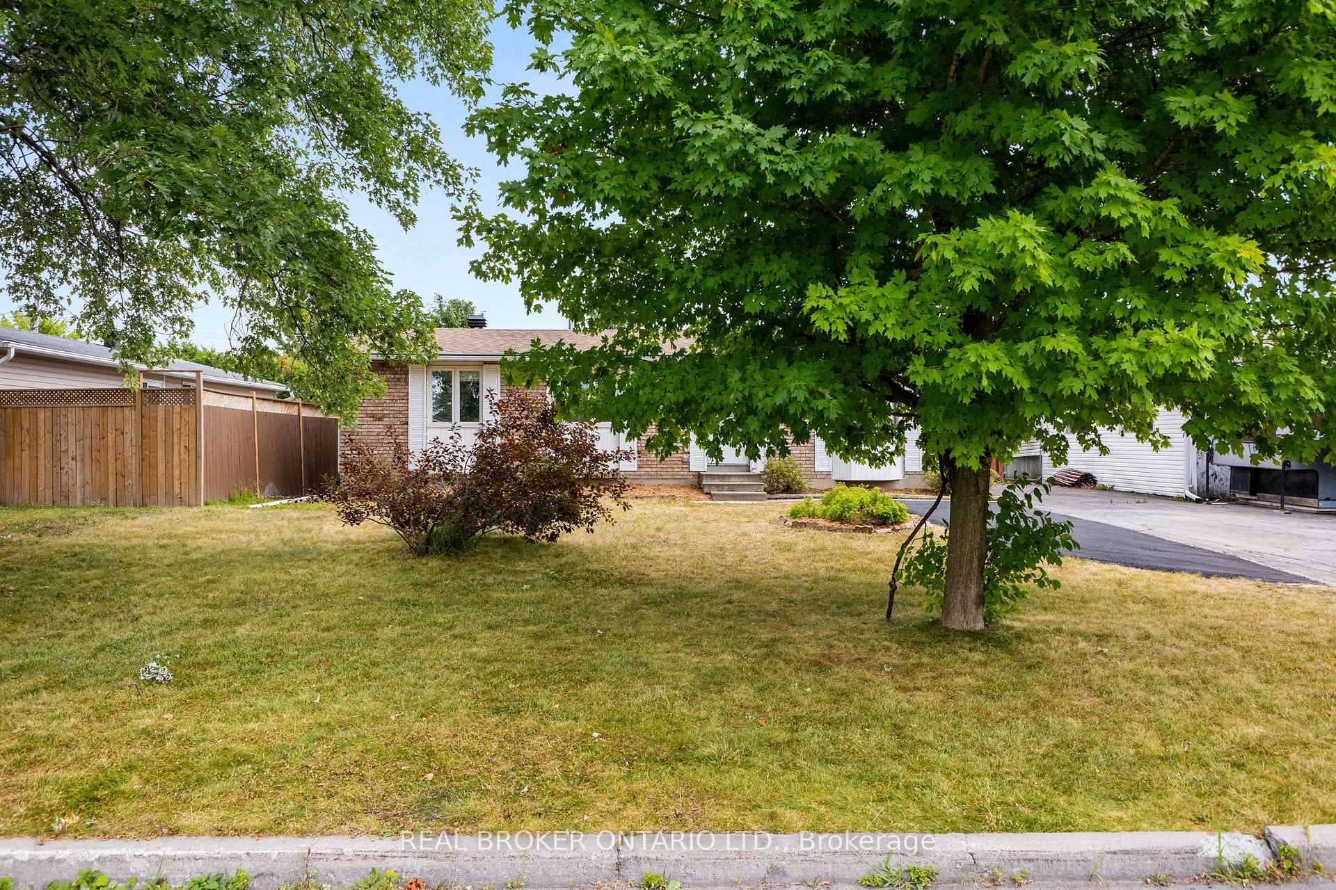 Photo 3 of Unit A, 320 Reynolds Drive, Ottawa, Bilberry Creek/Queenswood Heights — HOMEH