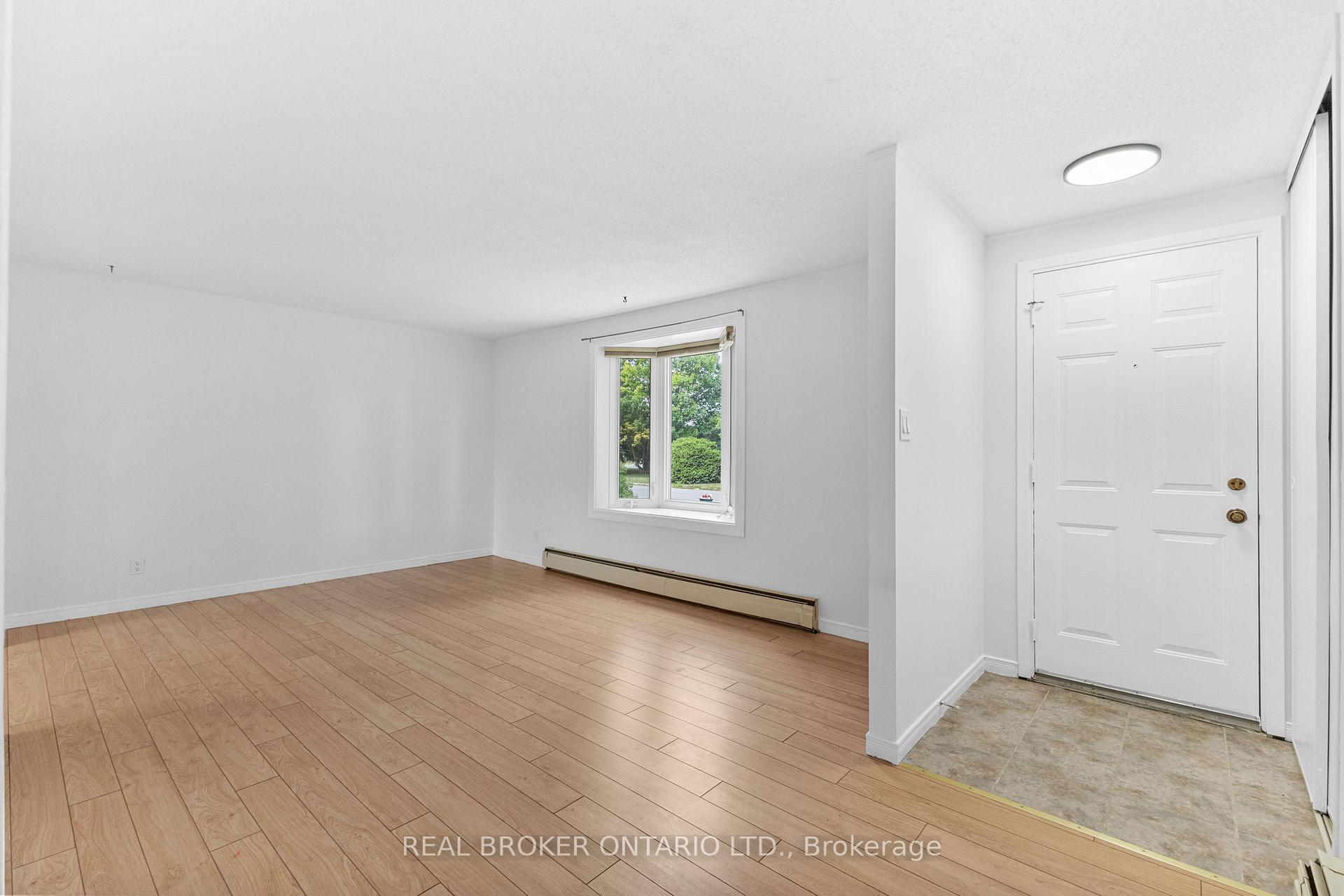 Photo 5 of Unit A, 320 Reynolds Drive, Ottawa, Bilberry Creek/Queenswood Heights — HOMEH