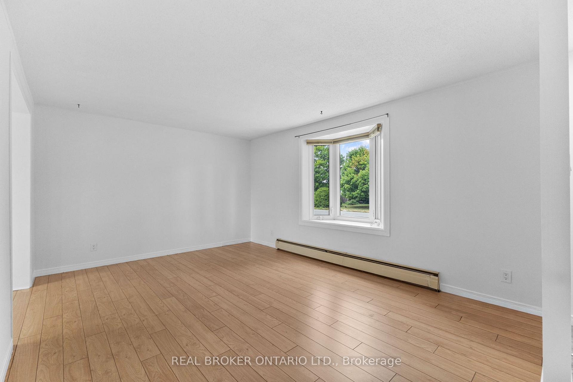 Photo 6 of Unit A, 320 Reynolds Drive, Ottawa, Bilberry Creek/Queenswood Heights — HOMEH