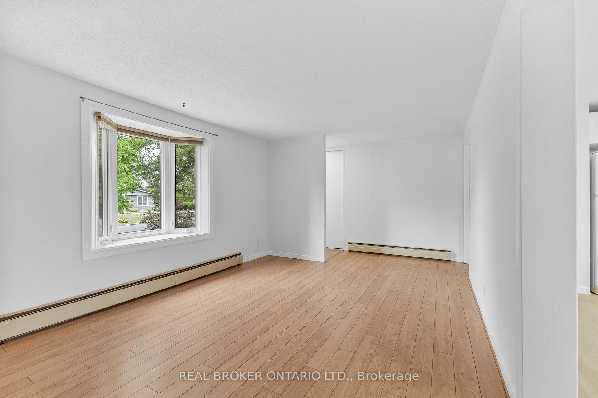 Photo 10 of Unit A, 320 Reynolds Drive, Ottawa, Bilberry Creek/Queenswood Heights — HOMEH