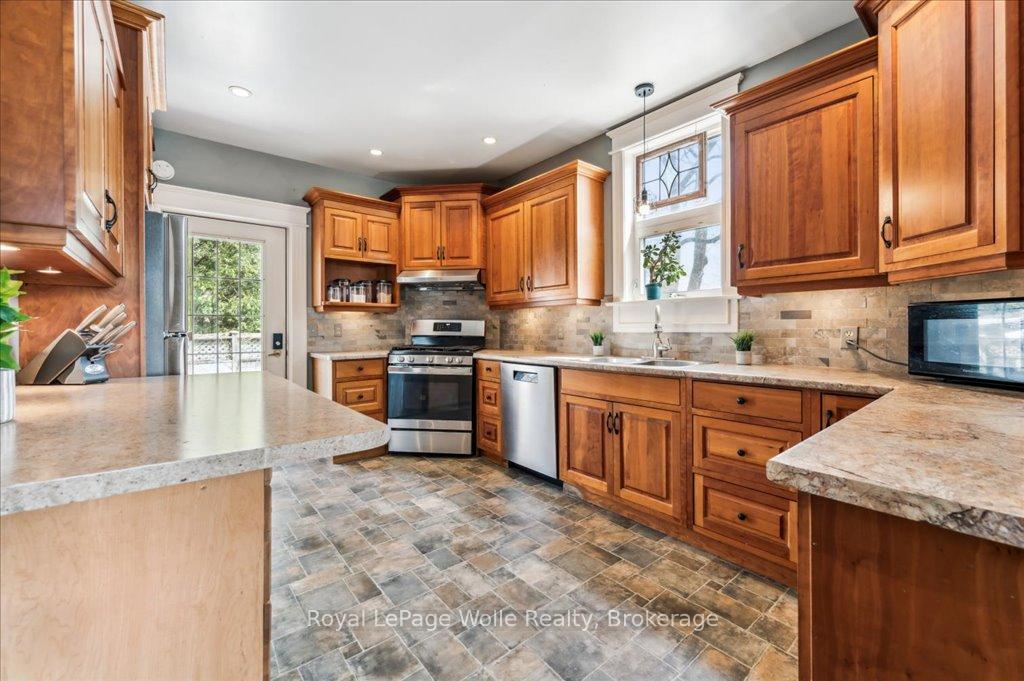 Photo 15 of 454 Wallace Avenue N, North Perth, Listowel — HOMEH