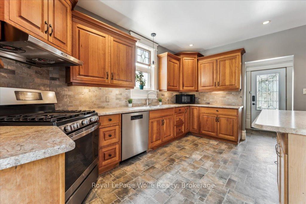 Photo 17 of 454 Wallace Avenue N, North Perth, Listowel — HOMEH
