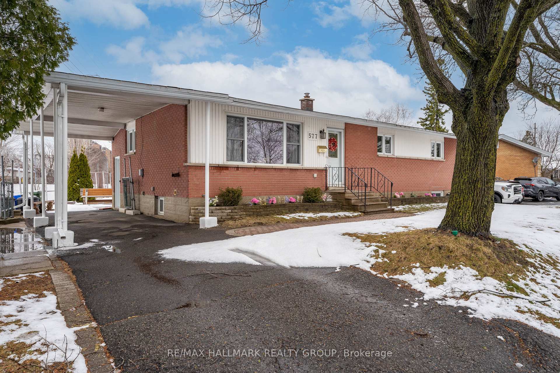Photo 2 of 577 Clarke Avenue, Ottawa, Castle Heights/Rideau High — HOMEH