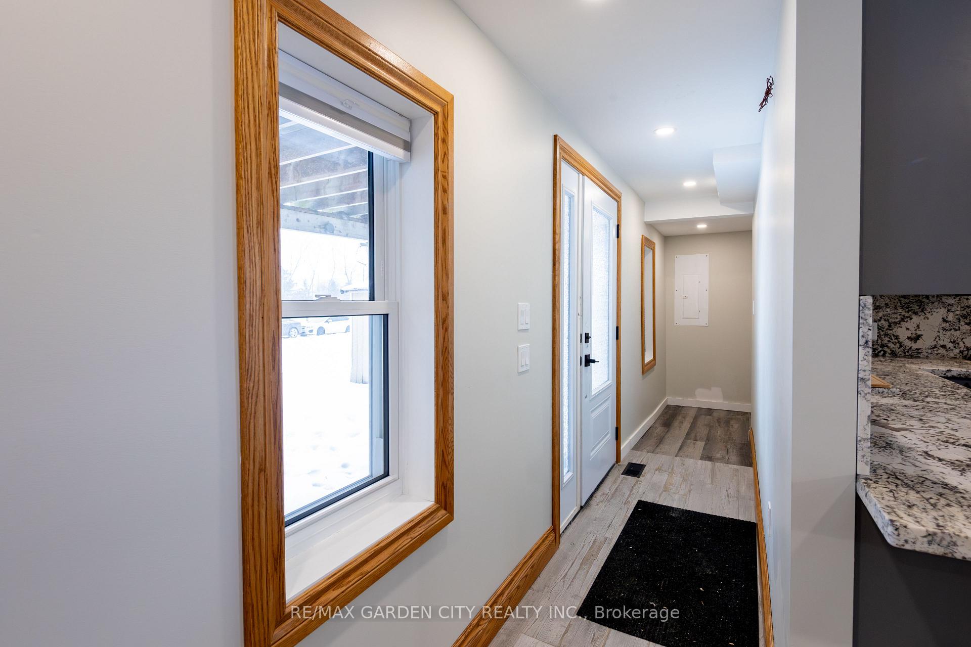 Photo 2 of 952 Twenty Road, Pelham, North Pelham — HOMEH
