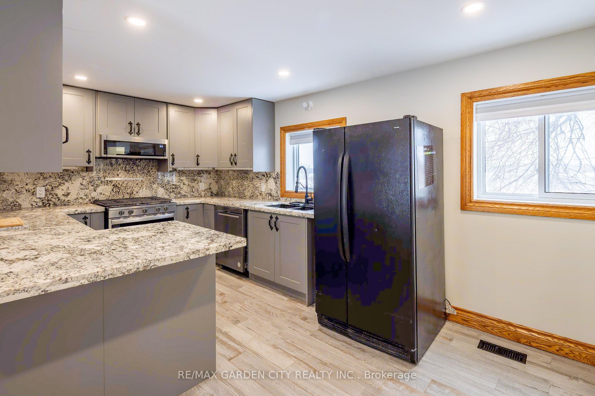 Photo 3 of 952 Twenty Road, Pelham, North Pelham — HOMEH