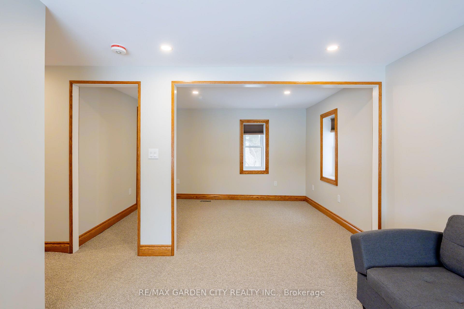 Photo 6 of 952 Twenty Road, Pelham, North Pelham — HOMEH