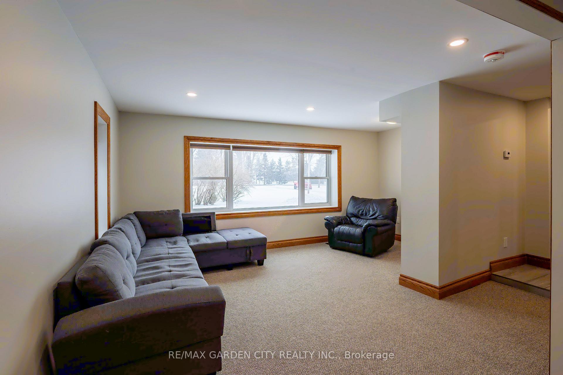 Photo 7 of 952 Twenty Road, Pelham, North Pelham — HOMEH