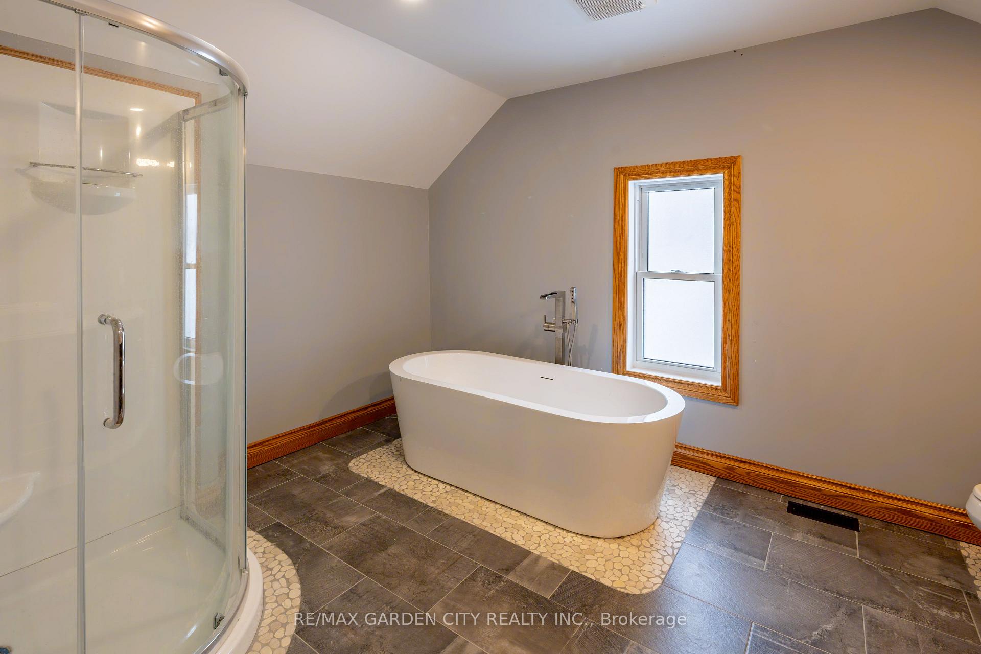 Photo 11 of 952 Twenty Road, Pelham, North Pelham — HOMEH