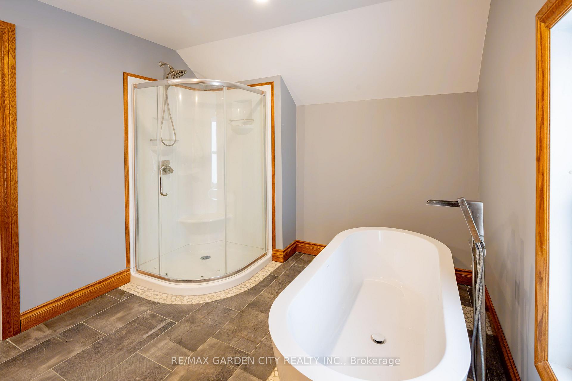 Photo 12 of 952 Twenty Road, Pelham, North Pelham — HOMEH