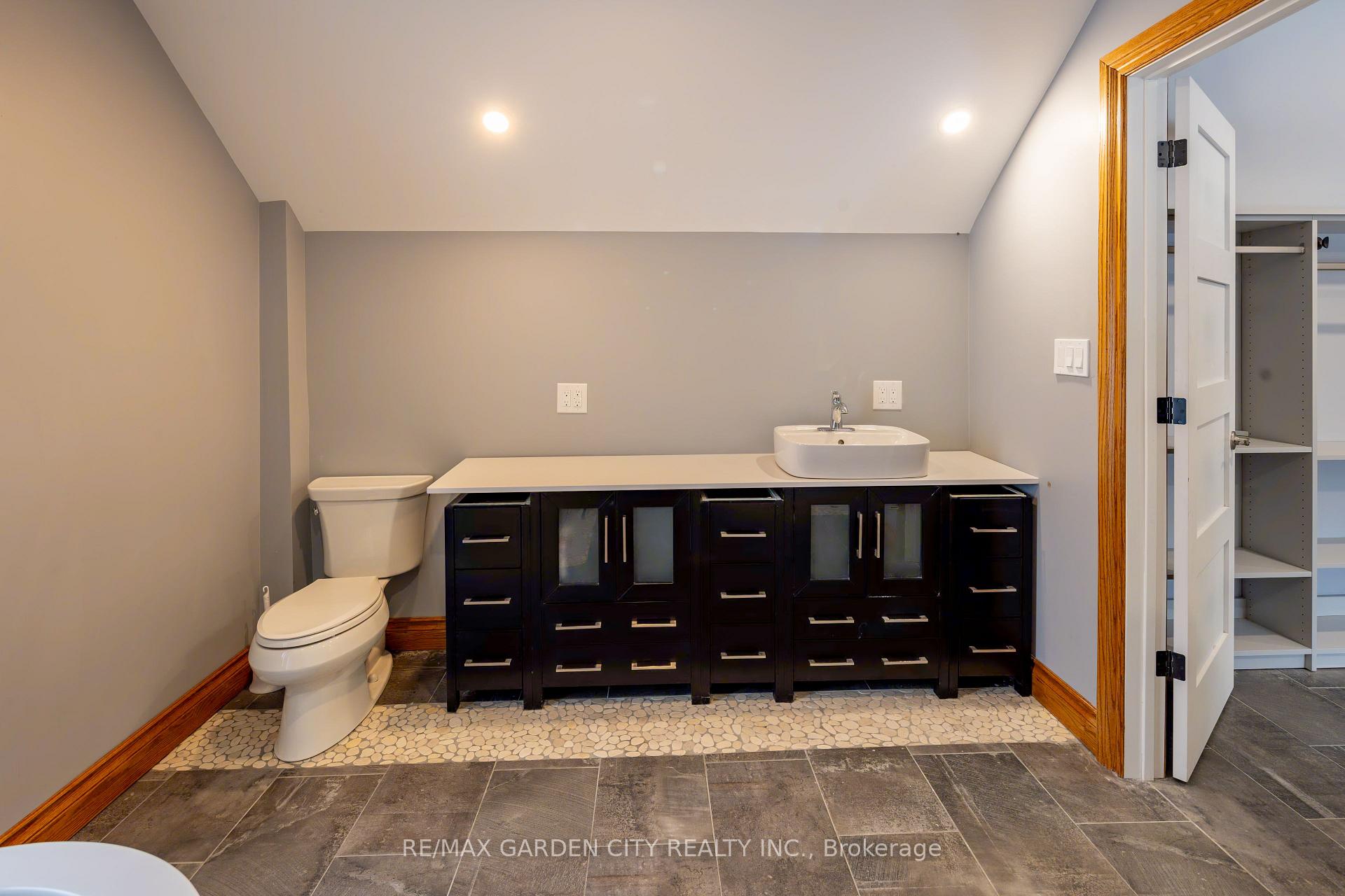 Photo 13 of 952 Twenty Road, Pelham, North Pelham — HOMEH