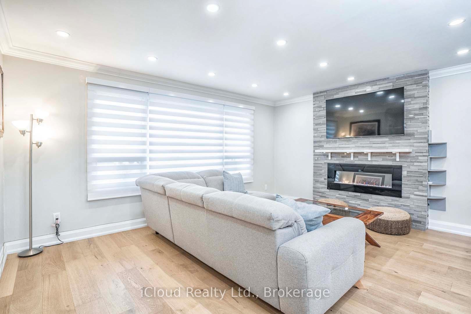Photo 2 of 26 Joycelyn Drive, Mississauga, Streetsville — HOMEH