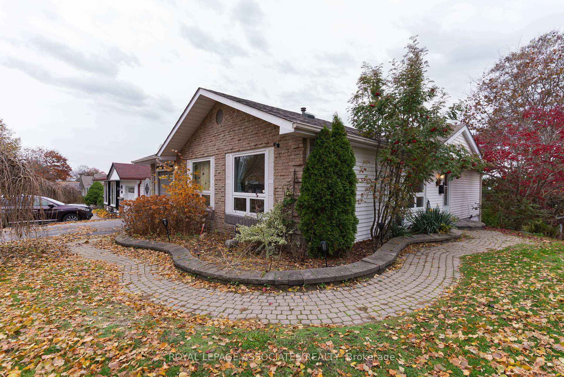 Photo 1 of 692 Down Crescent, Oshawa, Donevan — HOMEH