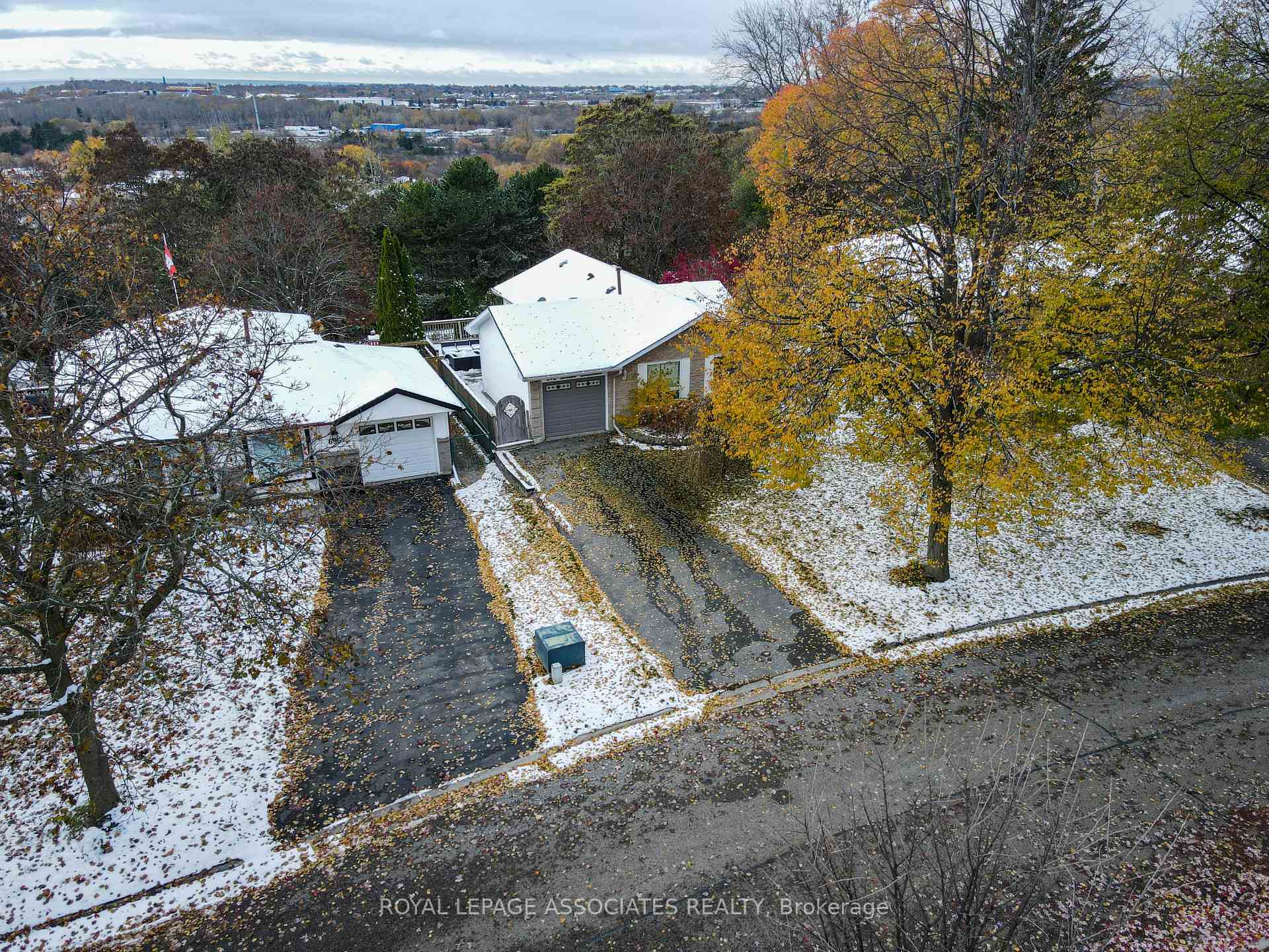 Photo 30 of 692 Down Crescent, Oshawa, Donevan — HOMEH