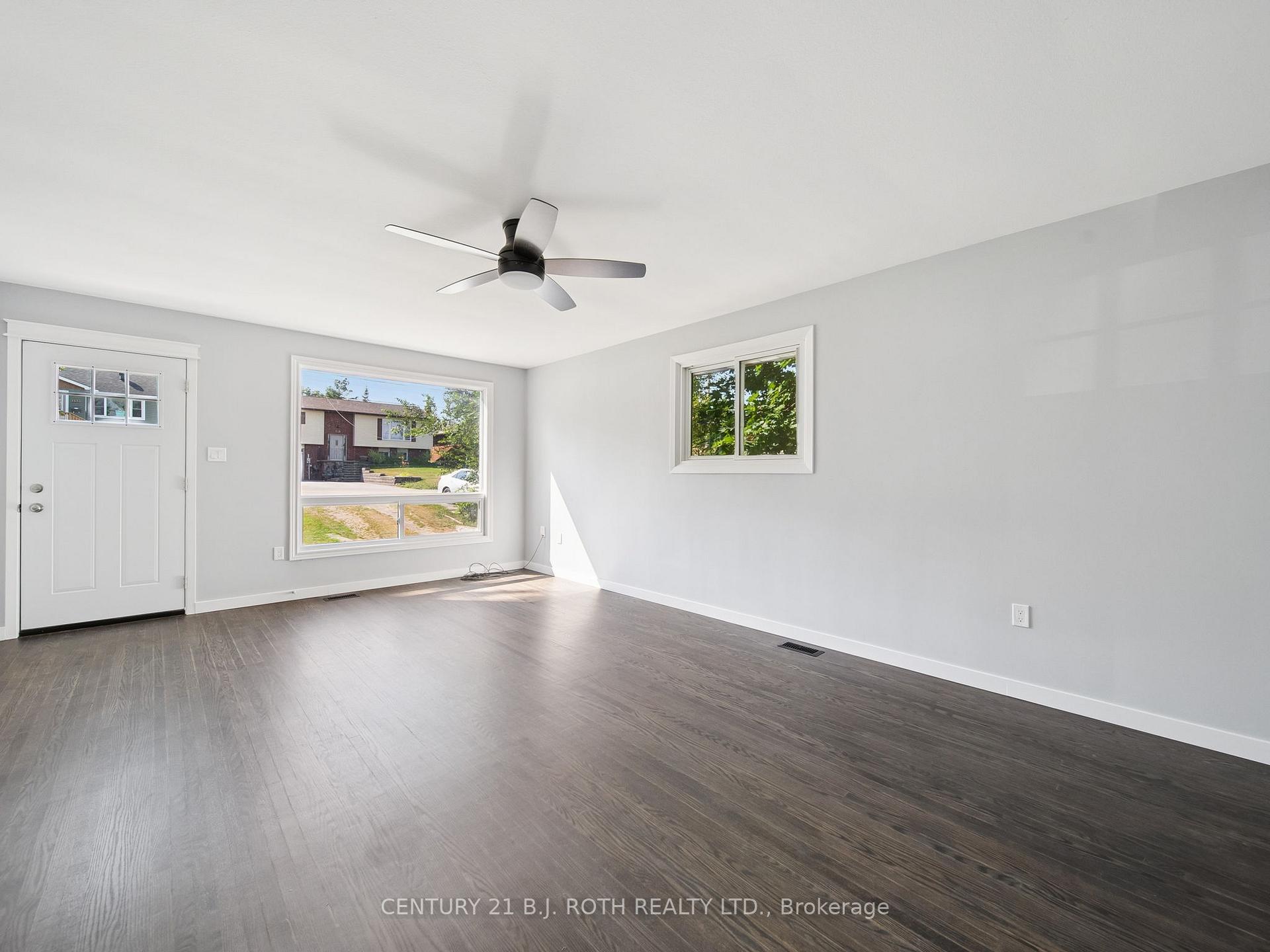 Photo 3 of 138 Simcoe Street, Orillia — HOMEH