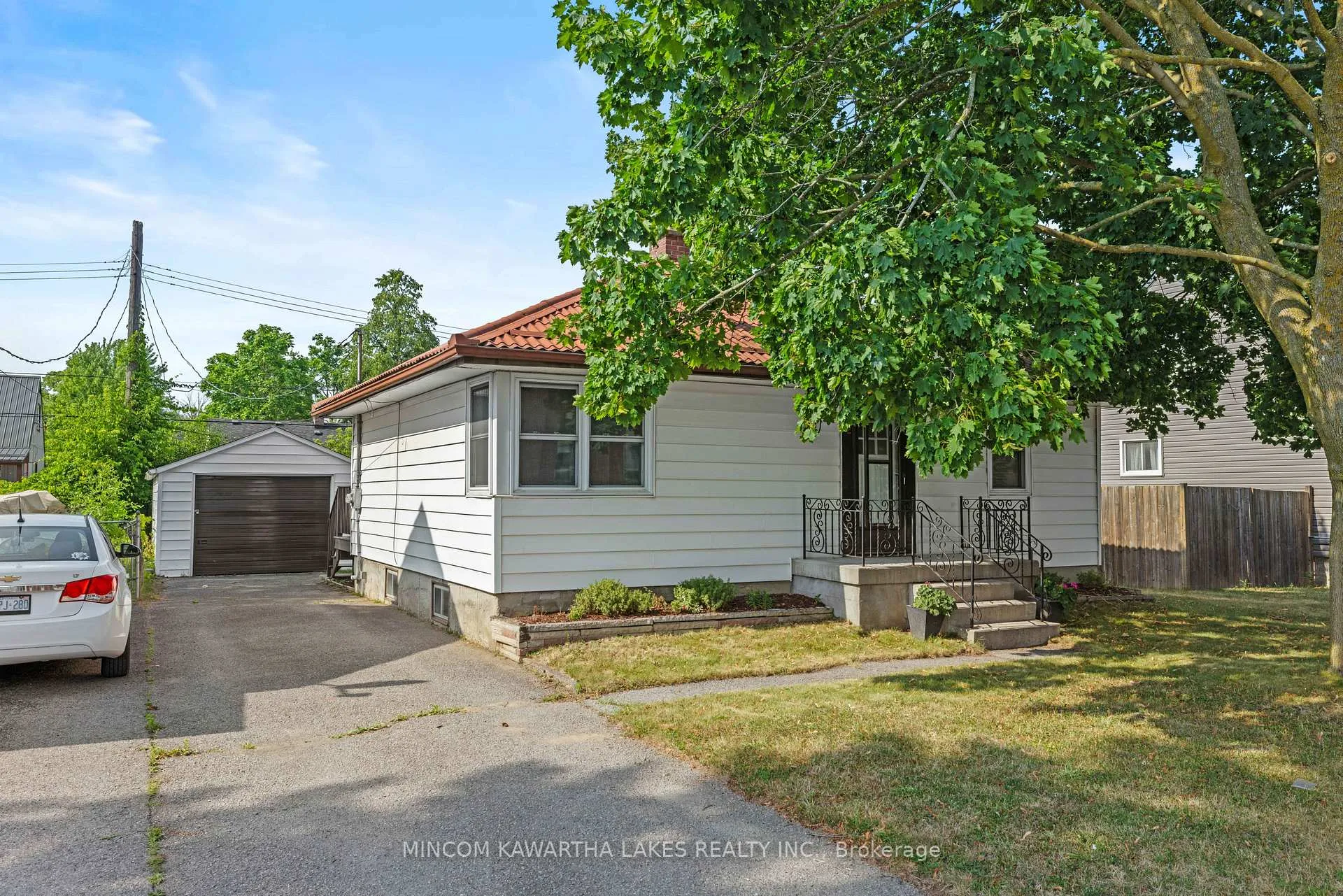 Photo 4 of 632 Gillespie Avenue, Peterborough, Otonabee Ward 1 — HOMEH