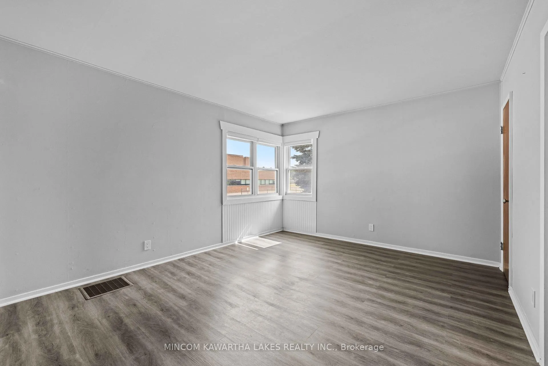 Photo 13 of 632 Gillespie Avenue, Peterborough, Otonabee Ward 1 — HOMEH