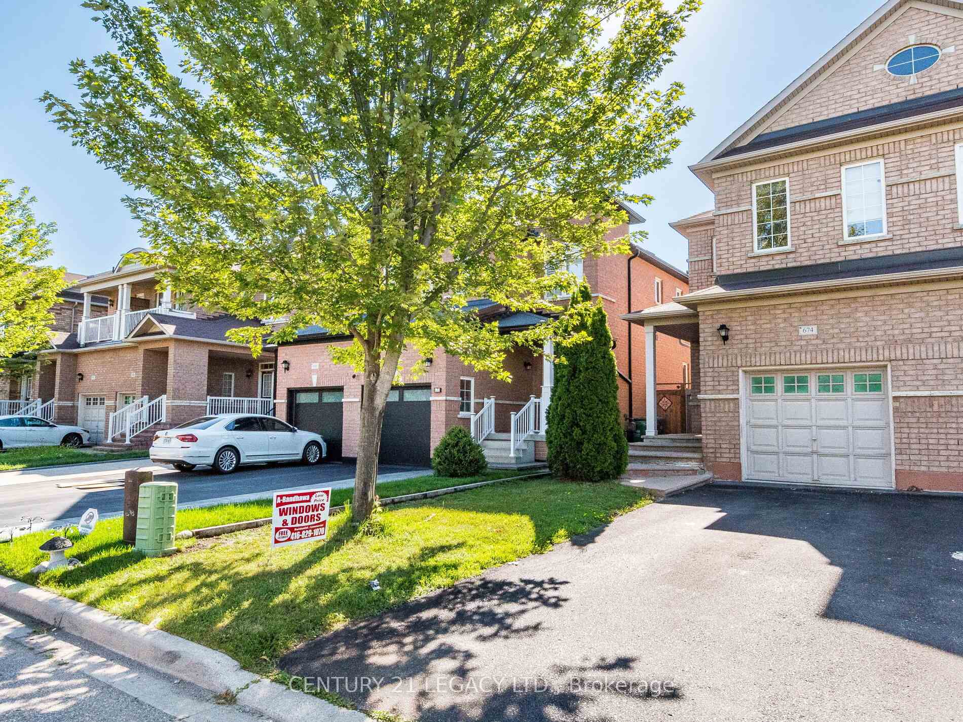 Photo 2 of 674 Coach Drive SE, Mississauga, Hurontario — HOMEH