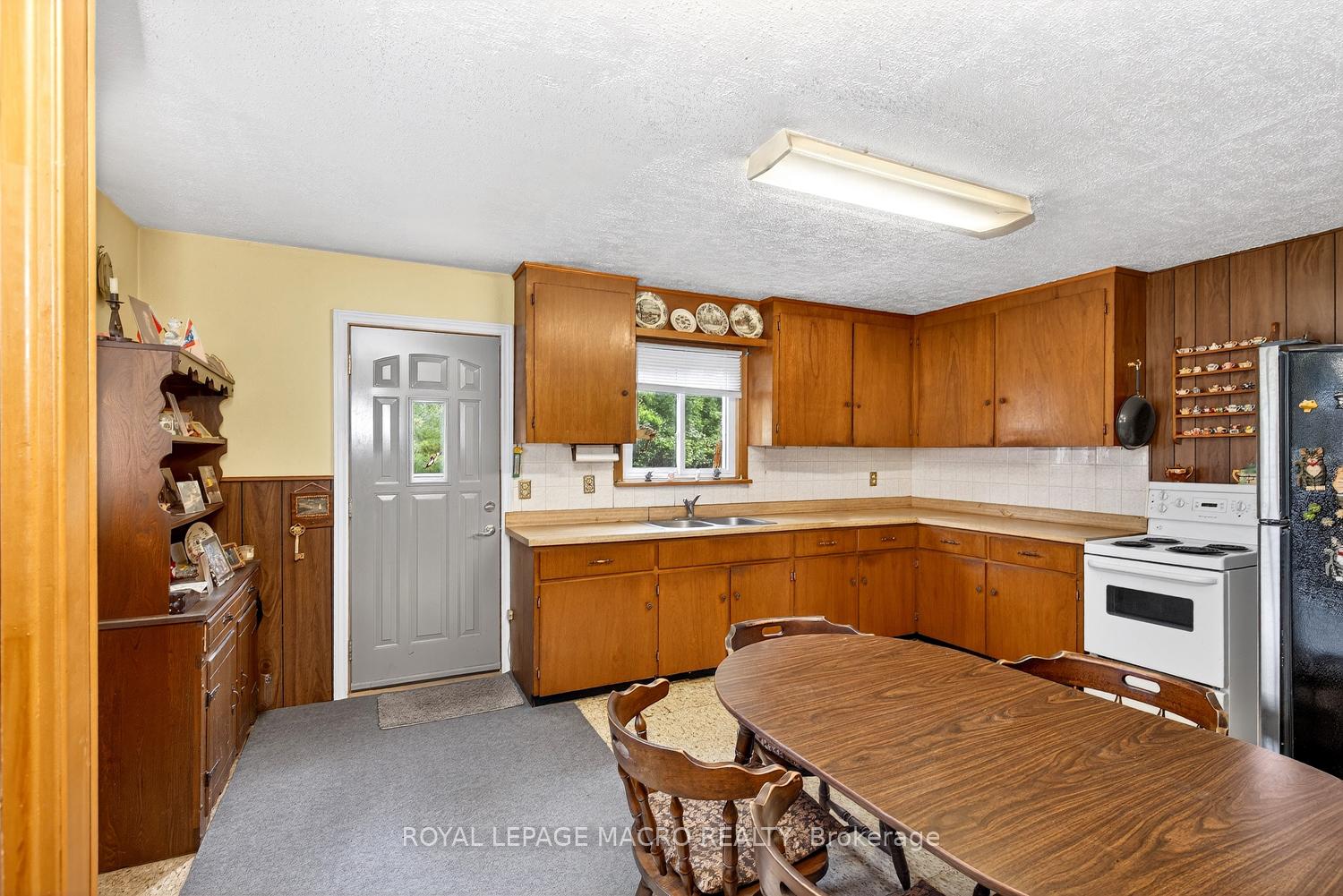 Photo 6 of 1938 Effingham Street, Pelham, North Pelham — HOMEH