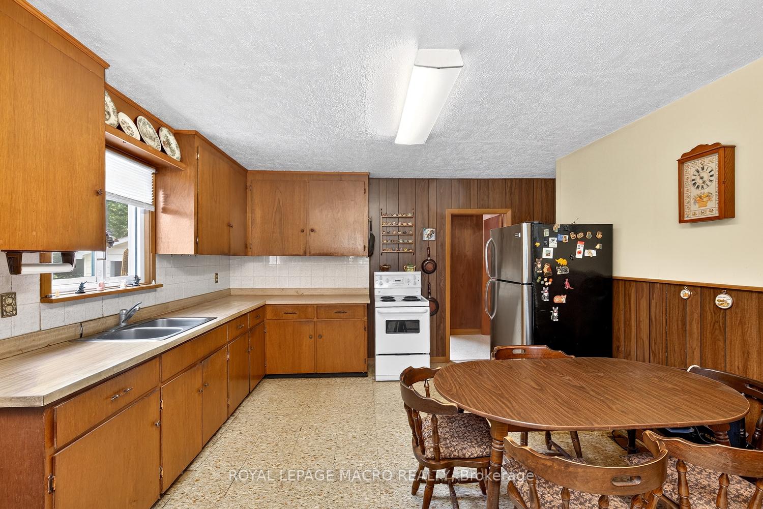 Photo 7 of 1938 Effingham Street, Pelham, North Pelham — HOMEH