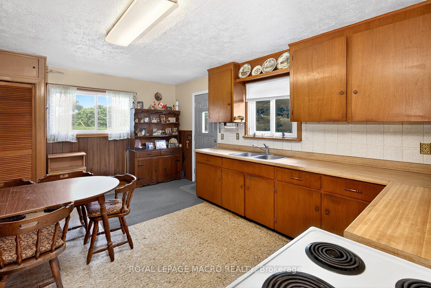 Photo 10 of 1938 Effingham Street, Pelham, North Pelham — HOMEH