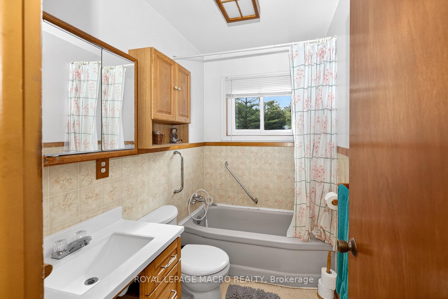 Photo 15 of 1938 Effingham Street, Pelham, North Pelham — HOMEH