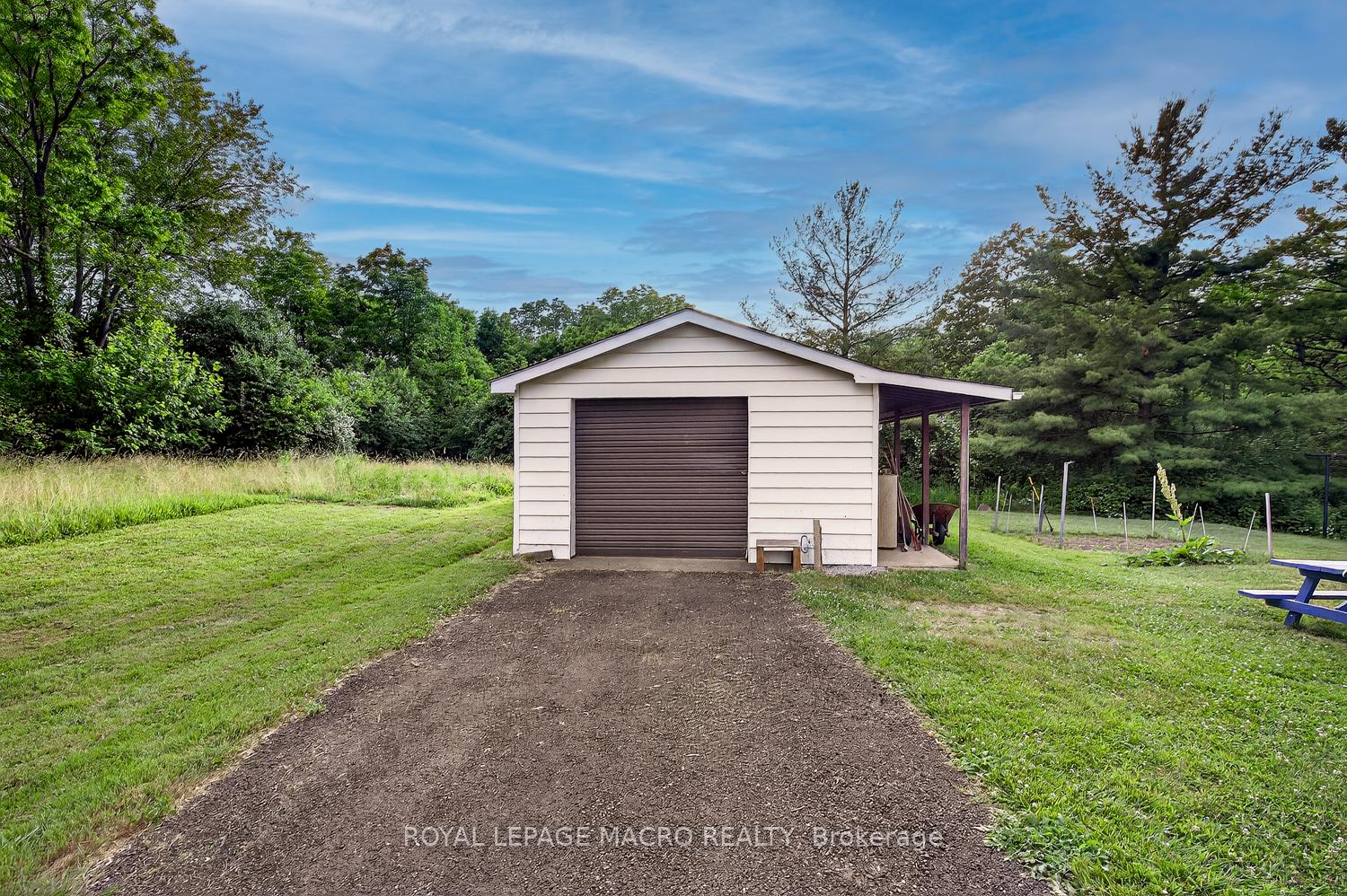 Photo 25 of 1938 Effingham Street, Pelham, North Pelham — HOMEH