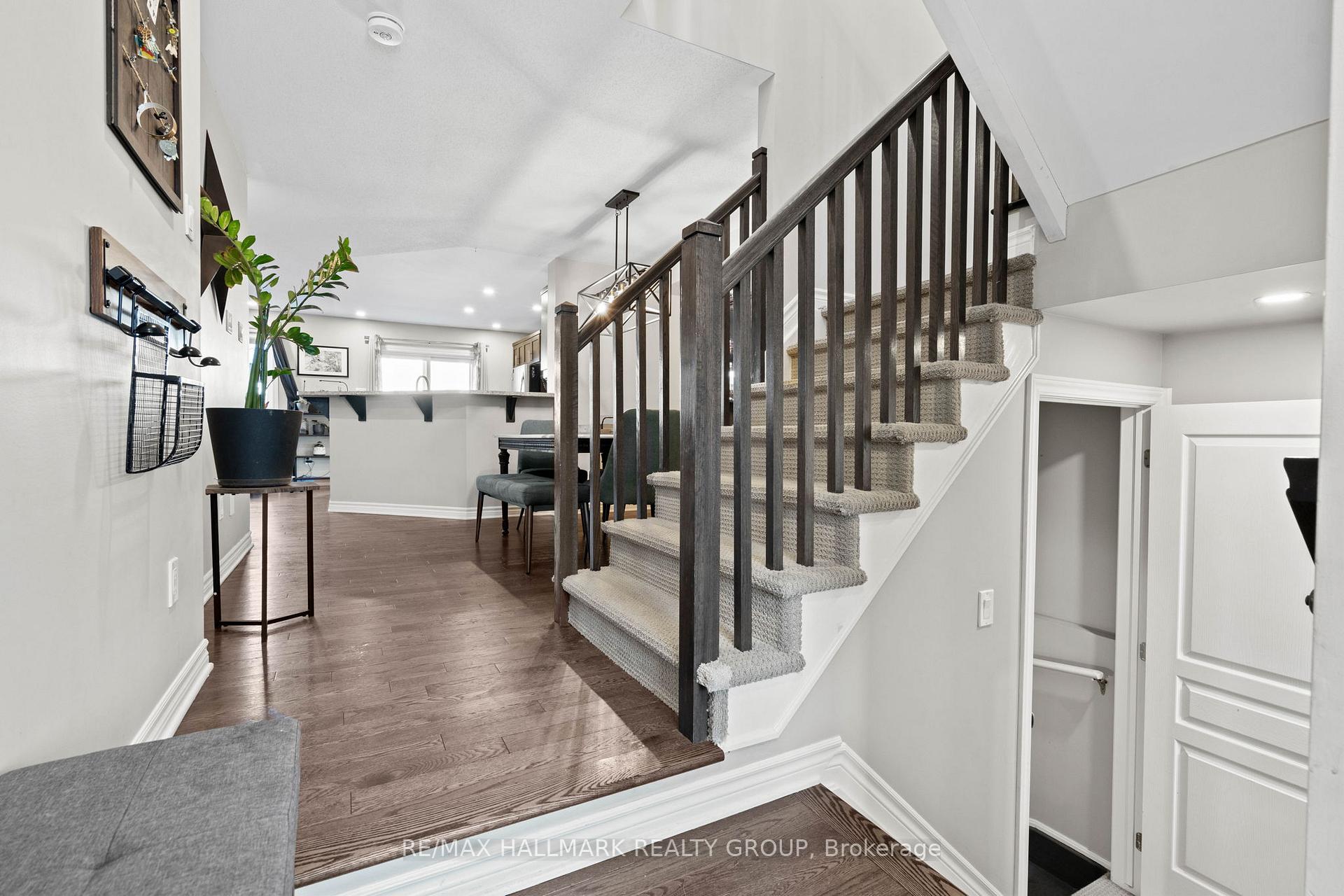 Photo 2 of 115 Sunshine Crescent, Ottawa, Notting Hill/Summerside — HOMEH