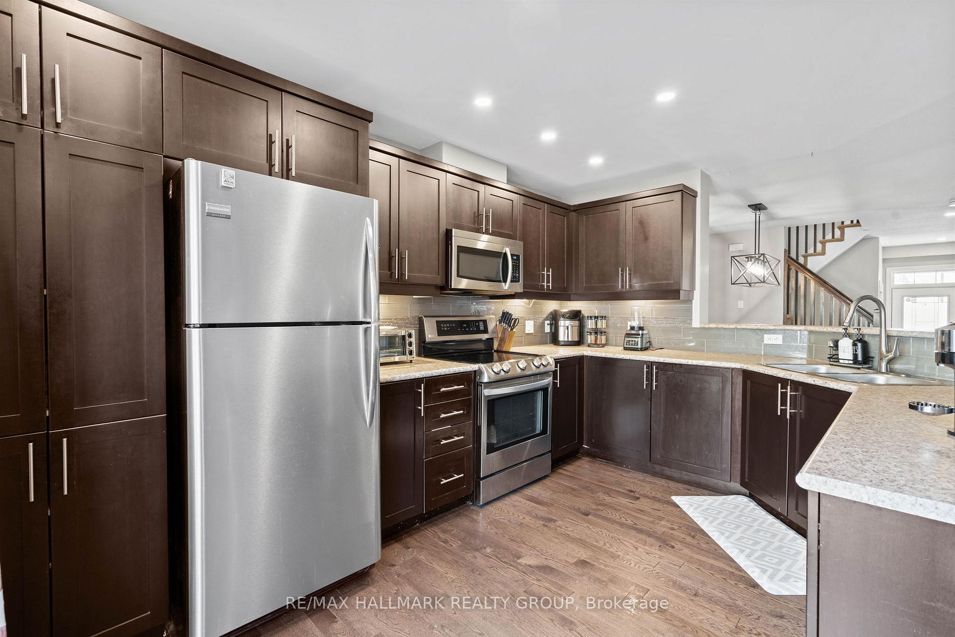 Photo 9 of 115 Sunshine Crescent, Ottawa, Notting Hill/Summerside — HOMEH
