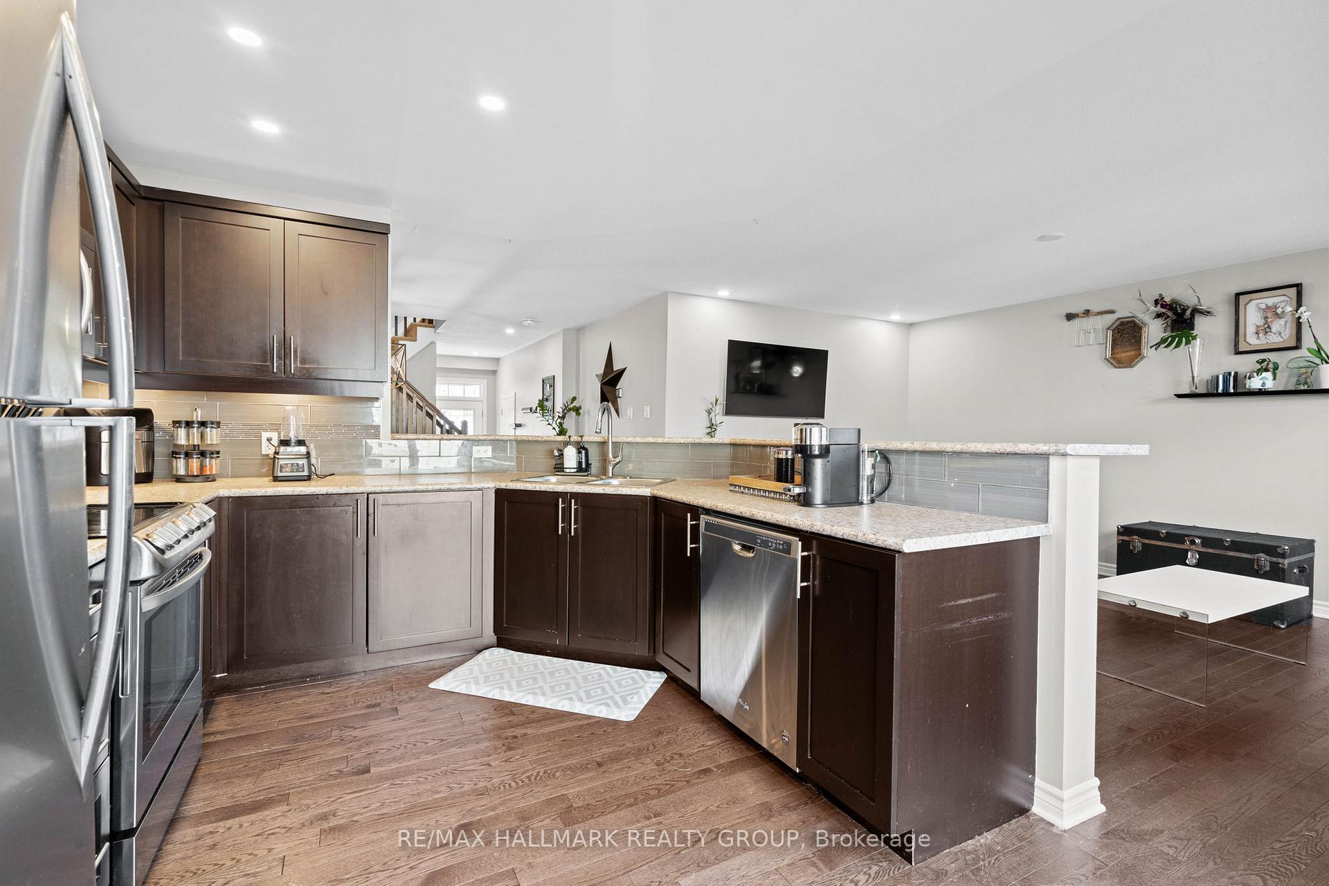 Photo 10 of 115 Sunshine Crescent, Ottawa, Notting Hill/Summerside — HOMEH