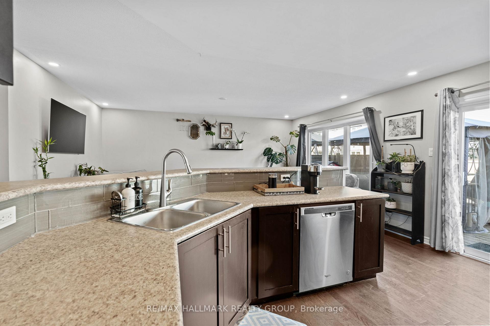 Photo 12 of 115 Sunshine Crescent, Ottawa, Notting Hill/Summerside — HOMEH