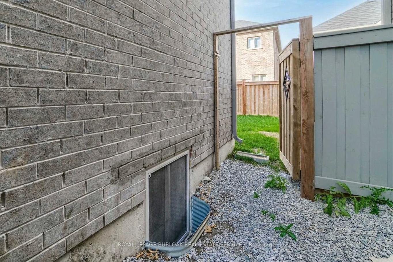 Photo 7 of Unit B, 1529 Devine Point, Milton, Ford — HOMEH