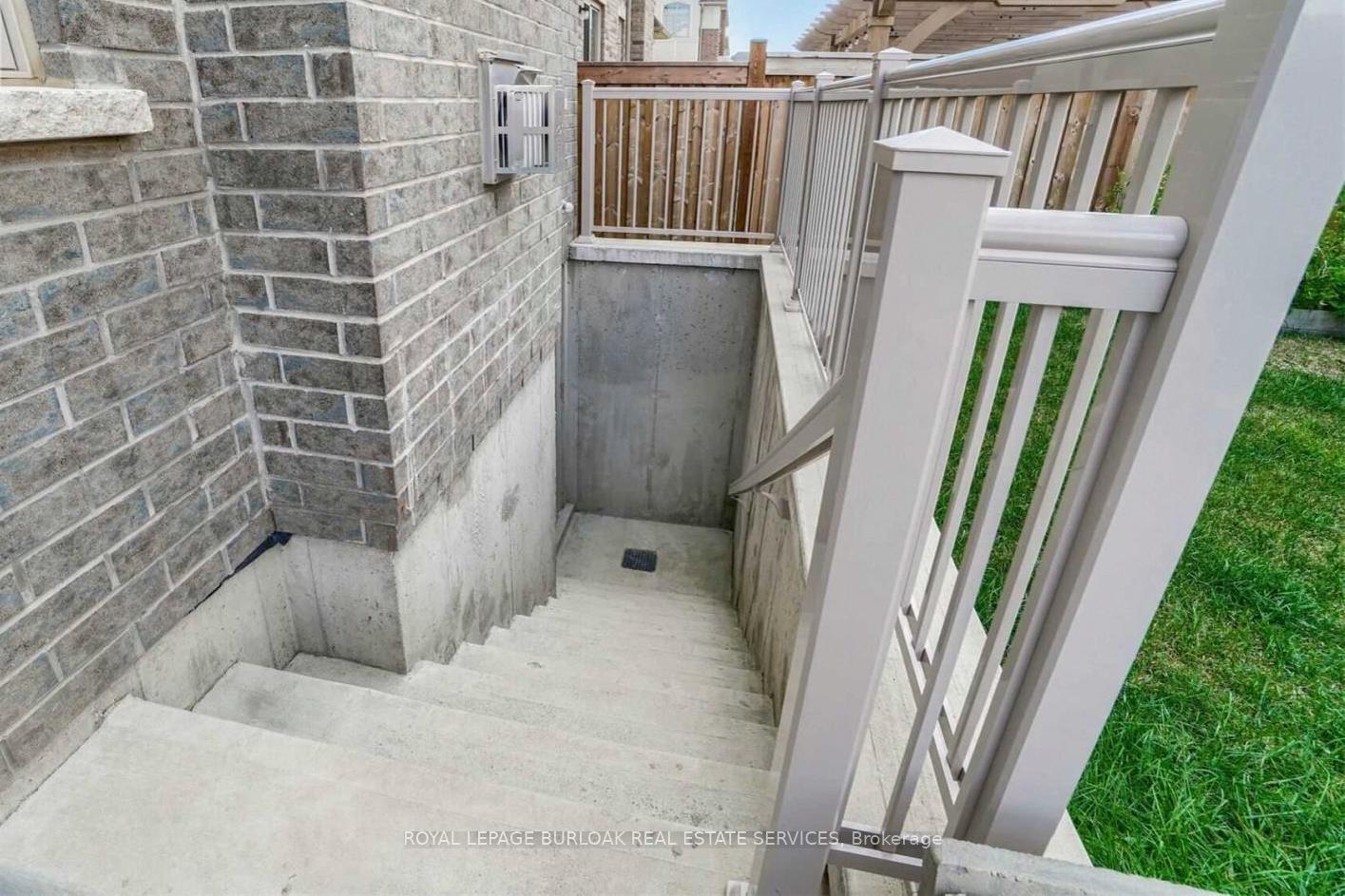 Photo 4 of Unit B, 1529 Devine Point, Milton, Ford — HOMEH