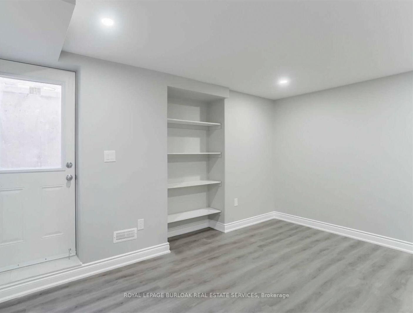 Photo 3 of Unit B, 1529 Devine Point, Milton, Ford — HOMEH