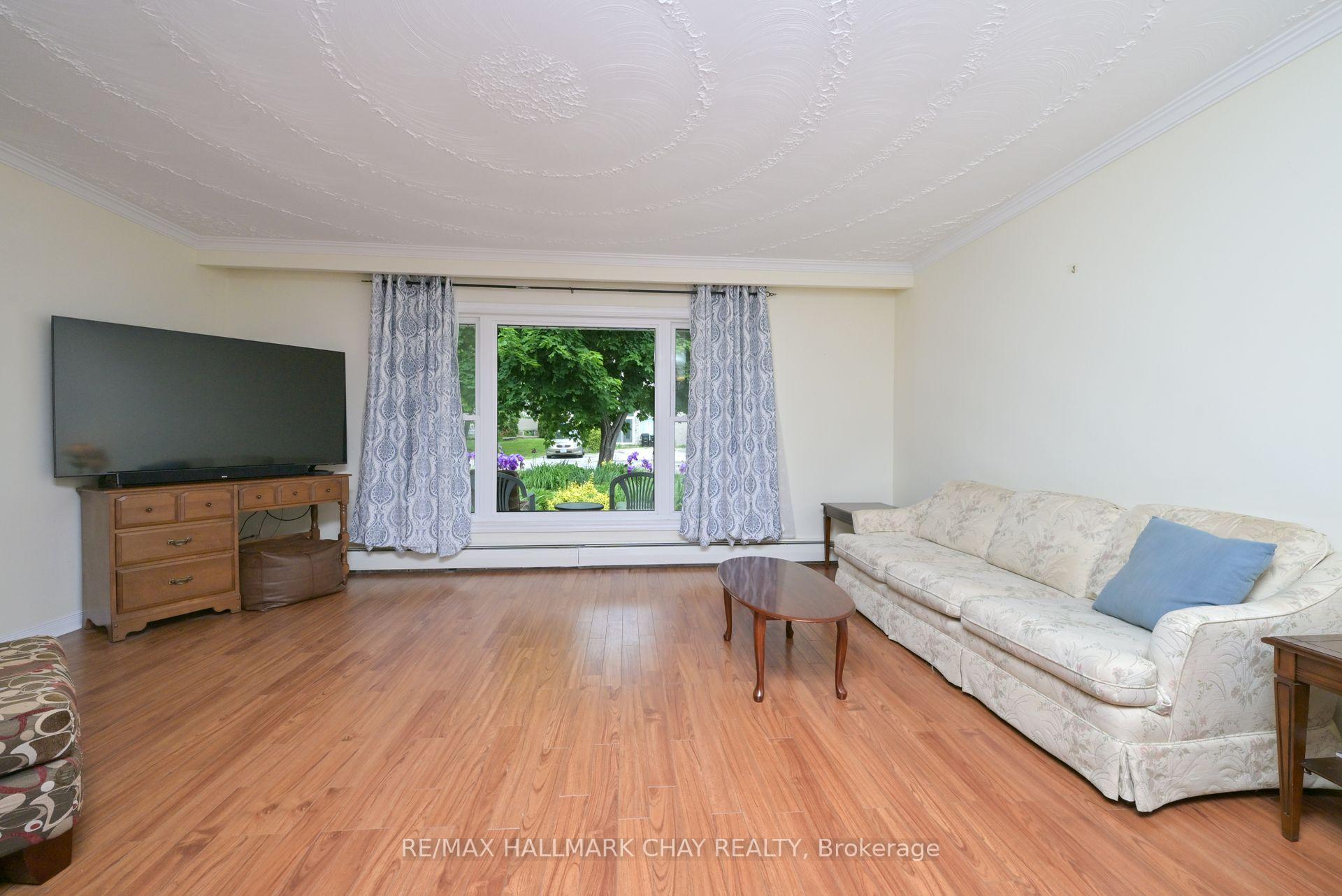 Photo 12 of 17 Elm Street, New Tecumseth, Alliston — HOMEH
