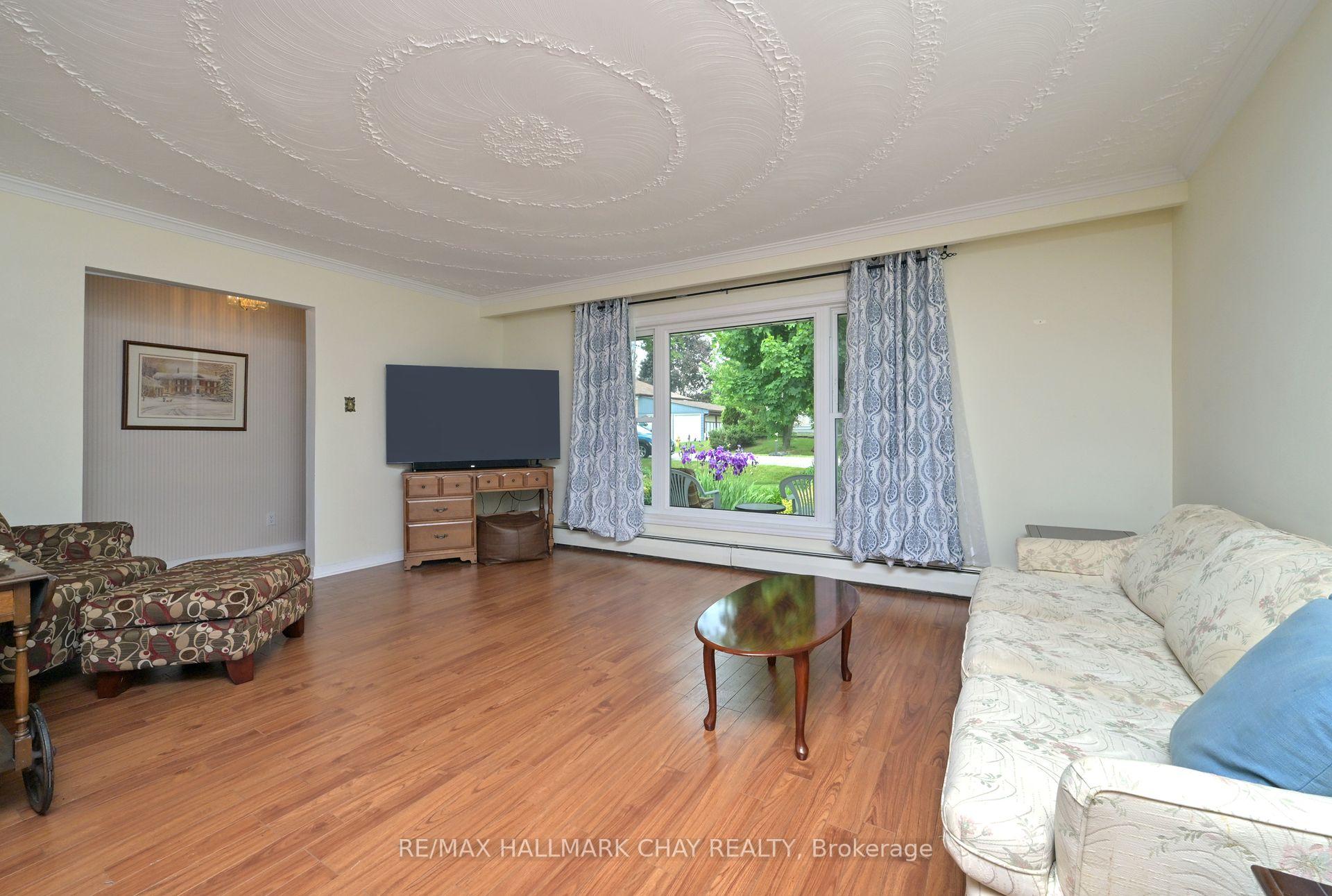 Photo 13 of 17 Elm Street, New Tecumseth, Alliston — HOMEH