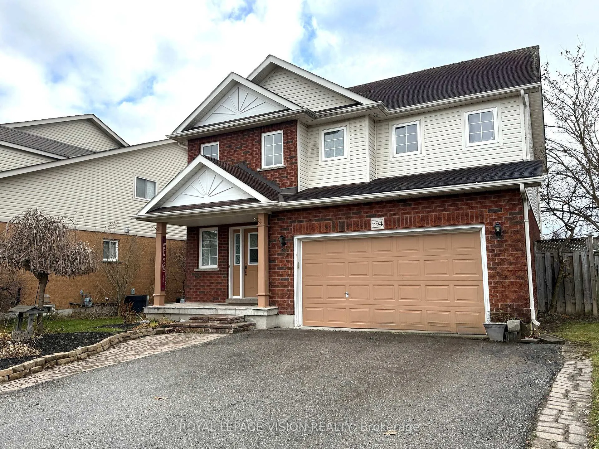 Photo 4 of 594 Flagstone Court, Oshawa, Samac — HOMEH